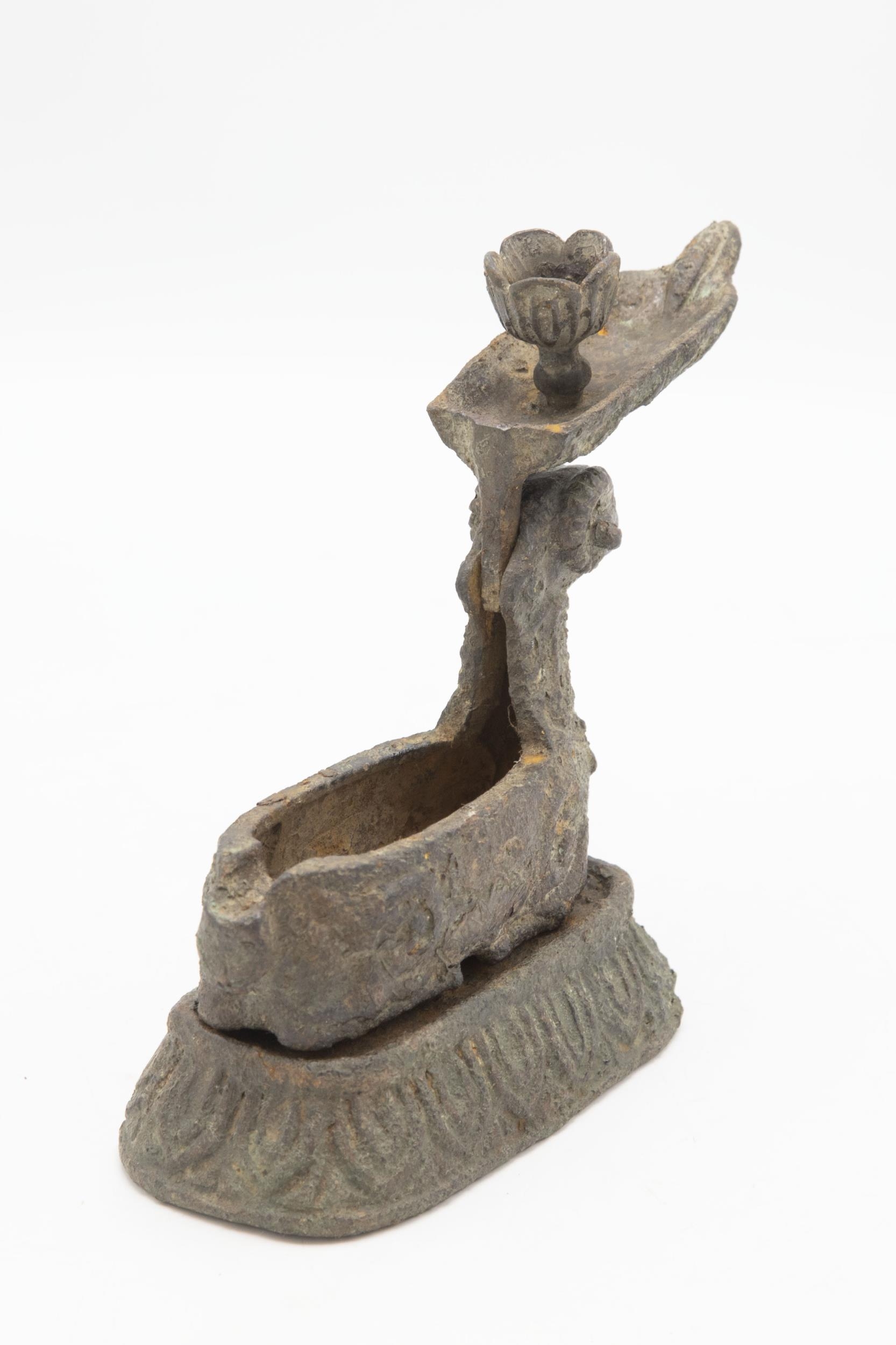 Impressive archaic Chinese influence cast iron lamp in the form of ram, possibly Roman - Image 3 of 3