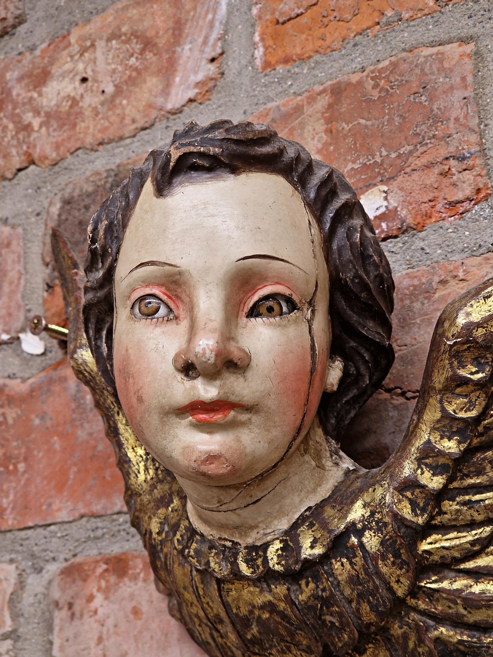 Good pair of antique Florentine carved gilt wood and gesso winged cherub head finials with hand - Image 2 of 4