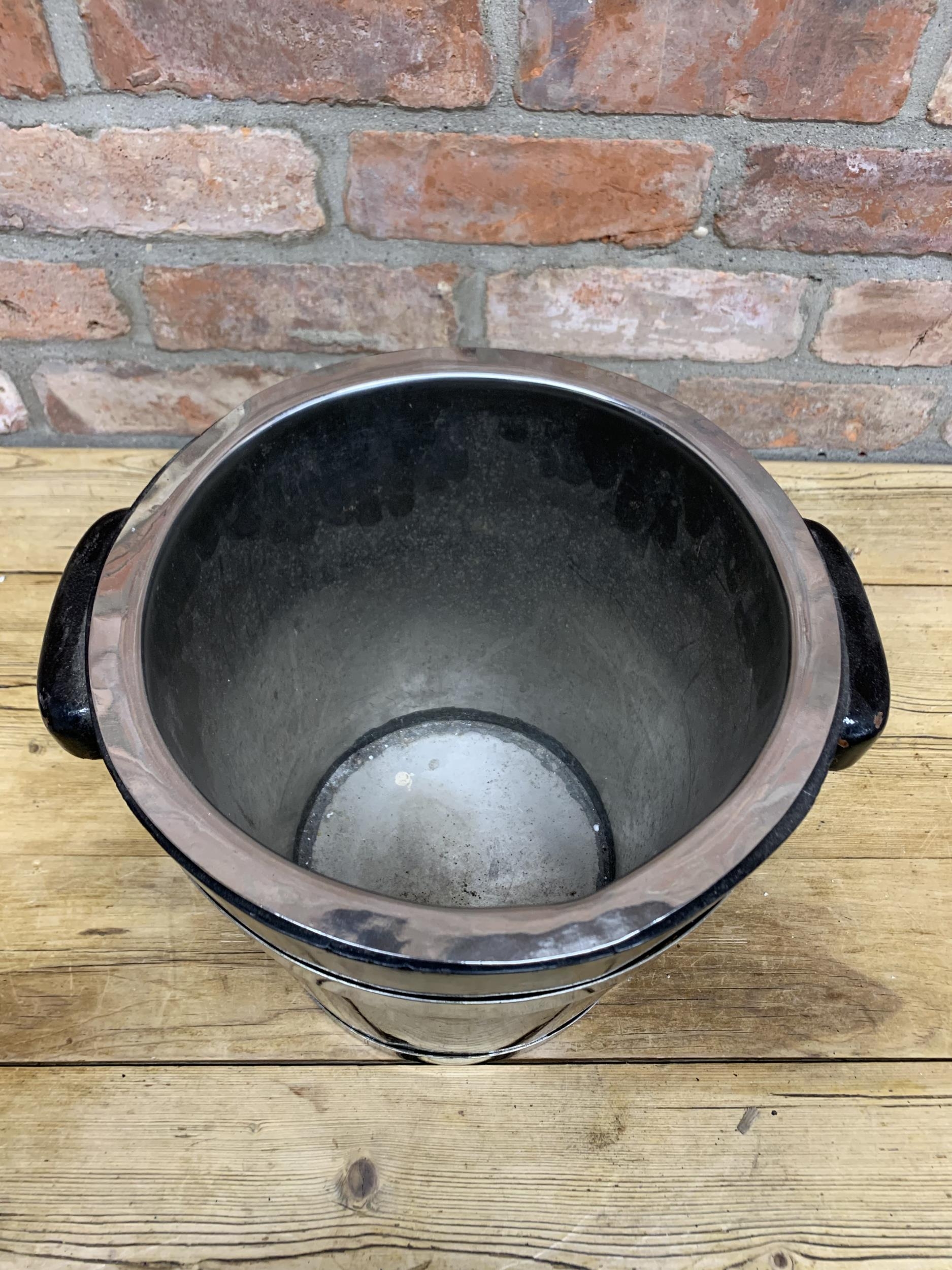 Stylish ebonised drum ice bucket with silver plated bands, 30cm high - Image 2 of 3