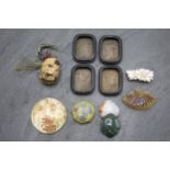 Mixed oriental cabinet lot, comprising three buckles, snuff bottle, satsuma, cloisonne and four