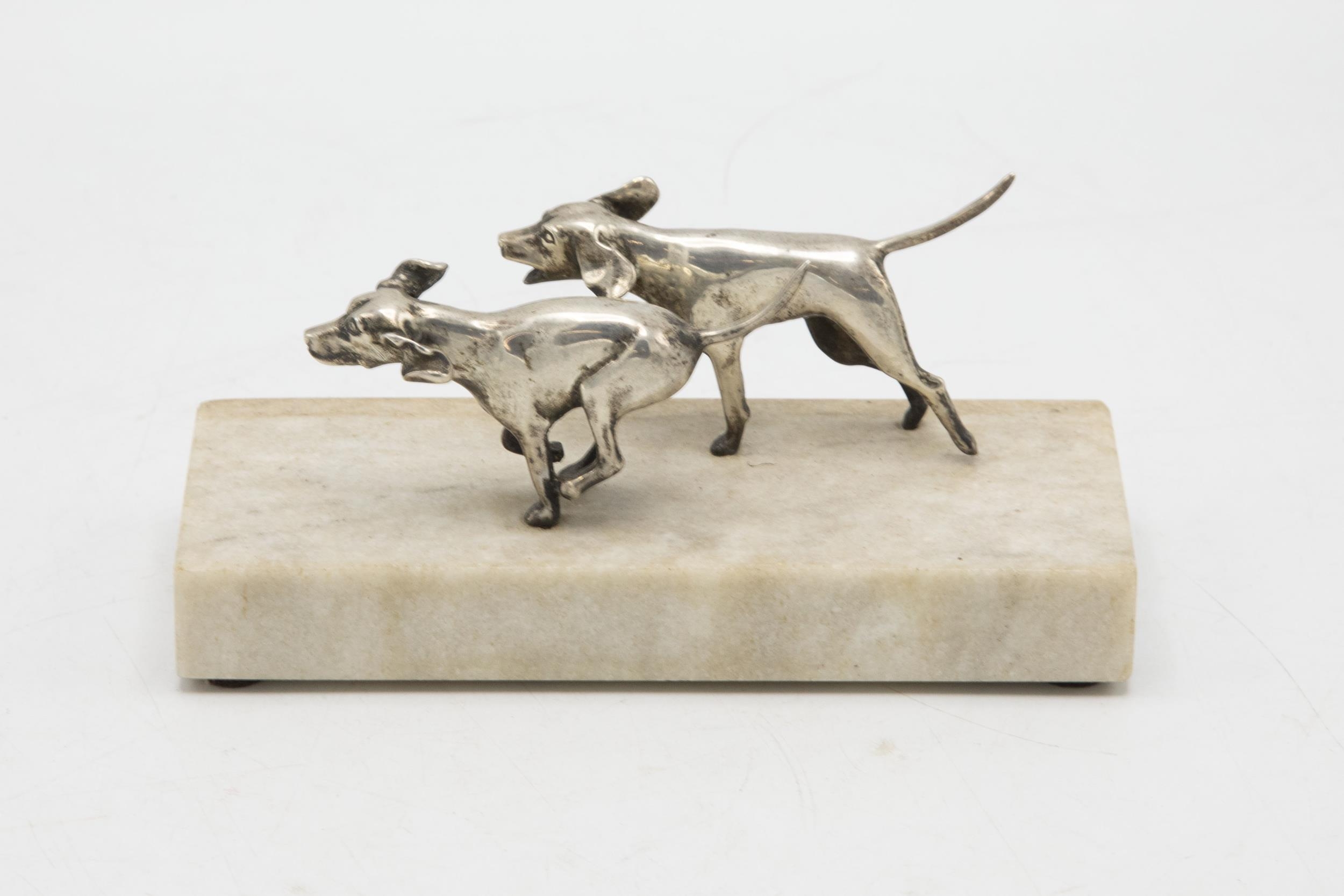 Attractive silver sculpture or paperweight of two silver Foxhounds, on a marble base with plaque - Image 3 of 3