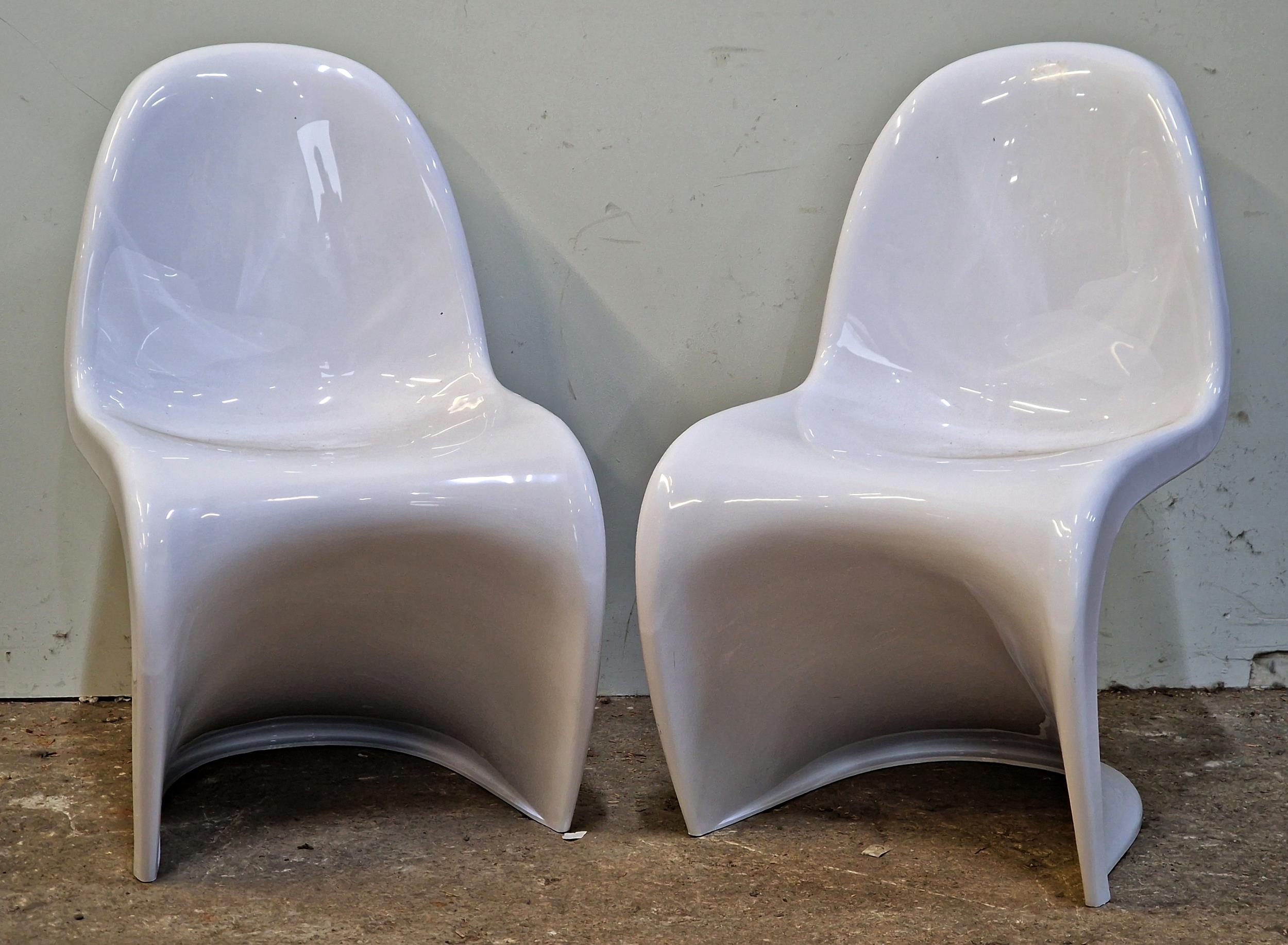 Pair of white plastic chairs in the style of Verner Panton, H 84cm