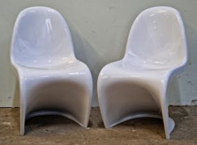 Pair of white plastic chairs in the style of Verner Panton, H 84cm