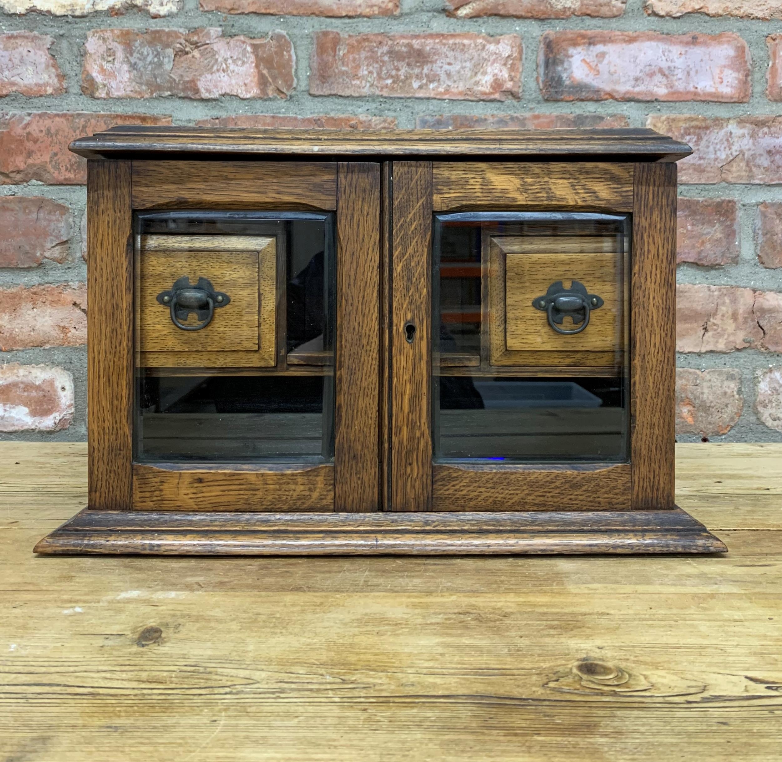 Edwardian oak wood smokers cabinet with bevelled glass doors, original metal ashtray and ceramic - Bild 2 aus 3