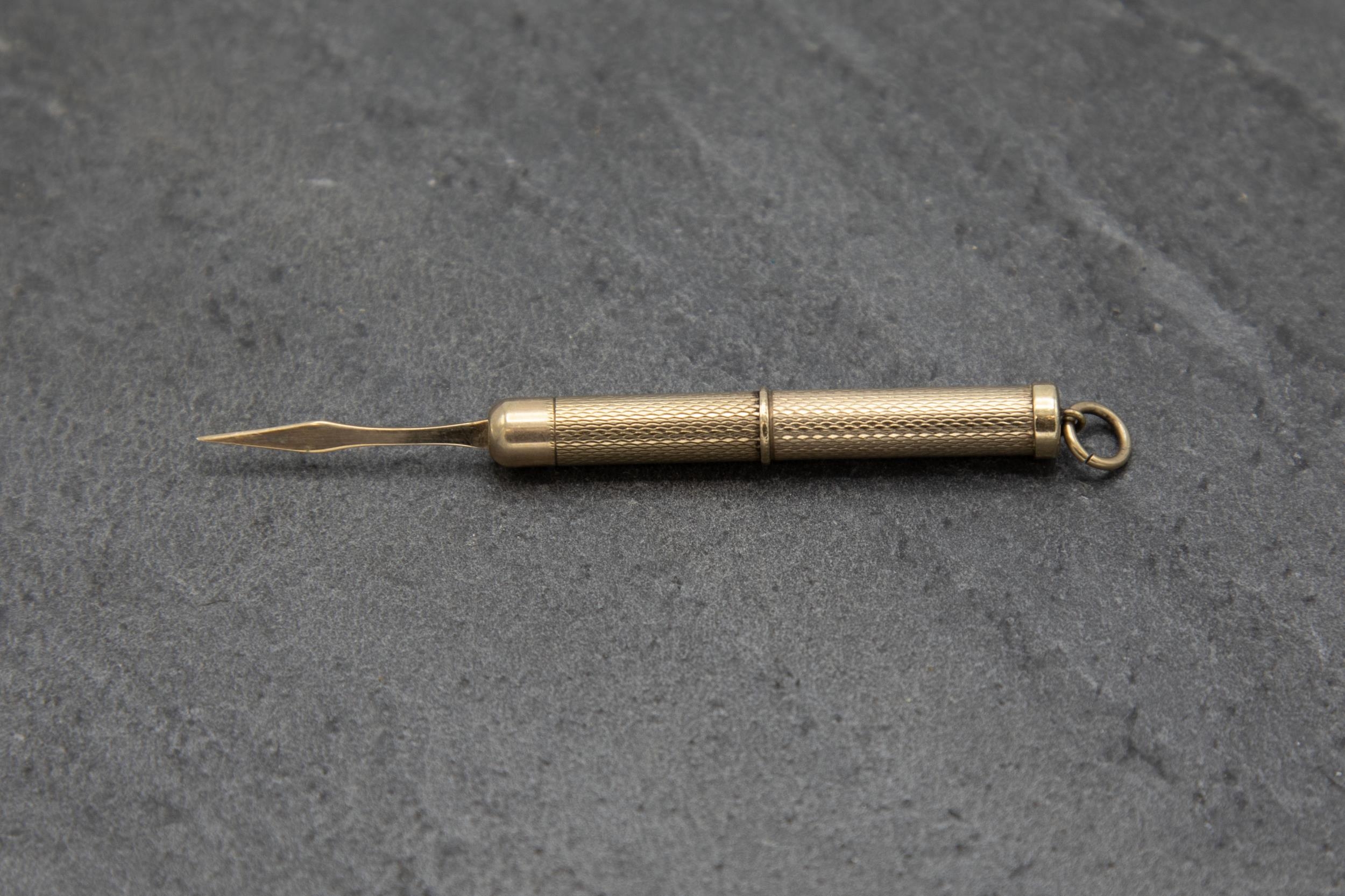 9ct engine turned propelling toothpick, 5cm long, 7.2g - Image 2 of 2