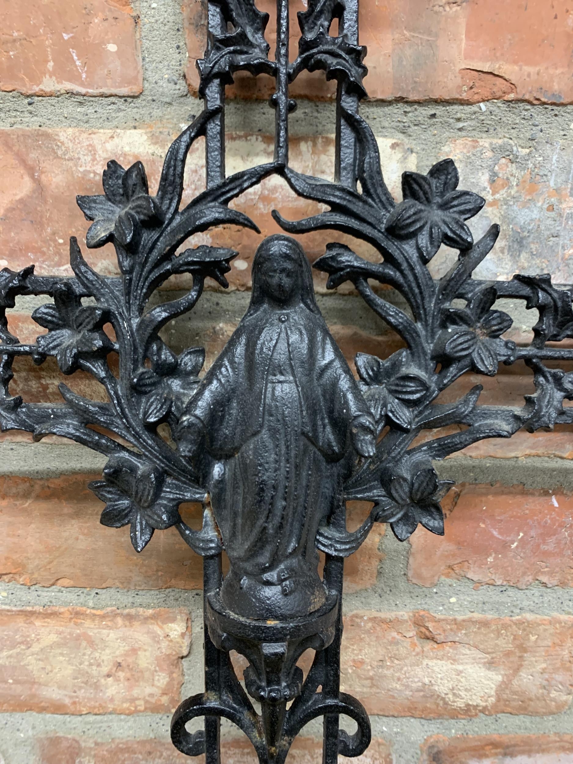 Antique French Gothic cast iron crucifix grave marker adorned with religious figures and having a - Bild 2 aus 3