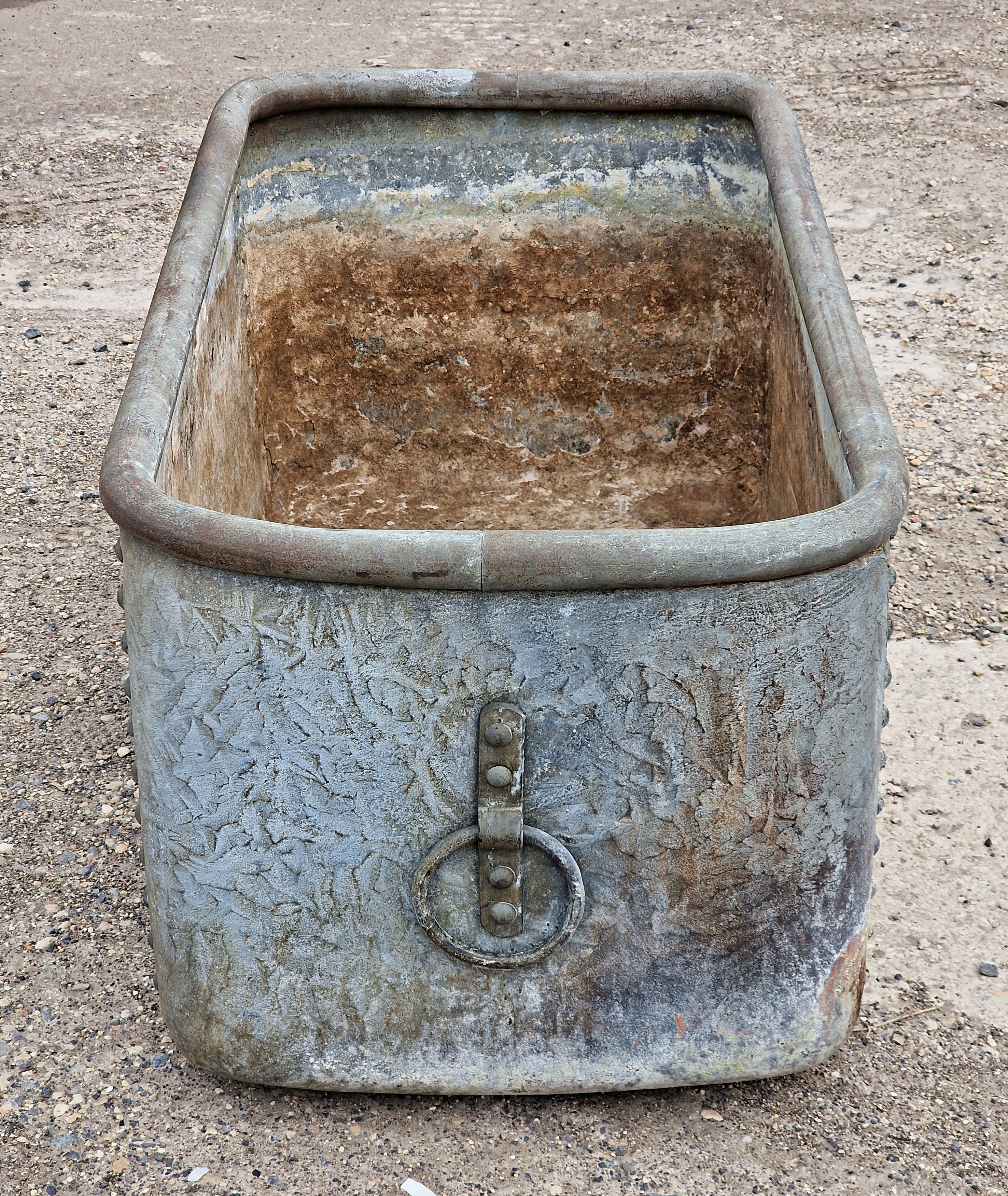 A good quality vintage galvanised planter with riveted seams and ring handles, H 43cm x W 92cm x D - Image 3 of 3