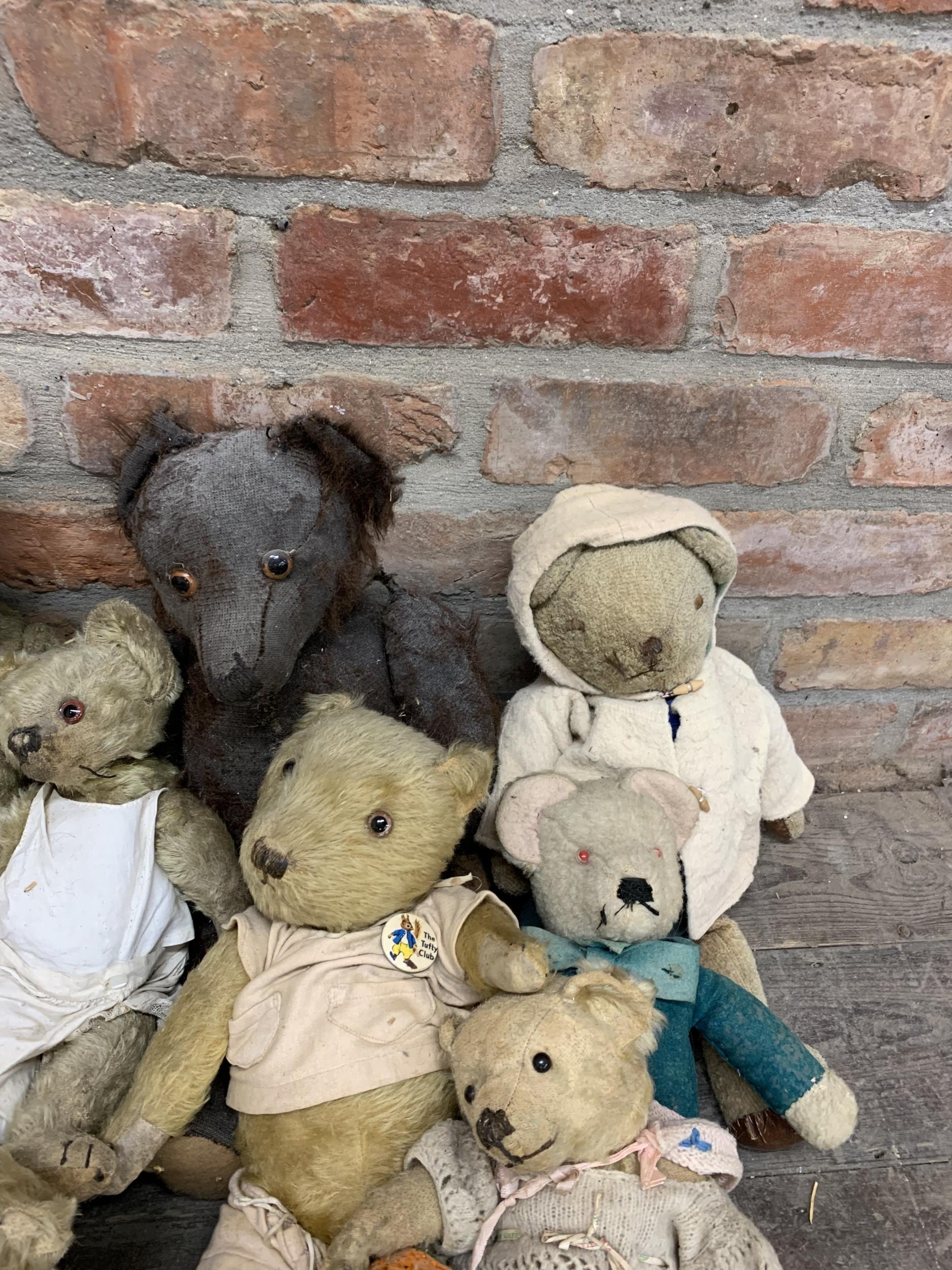Quantity of antique and vintage mohair straw filled teddy bears, Largest 70cm, some AF (16) - Image 5 of 7
