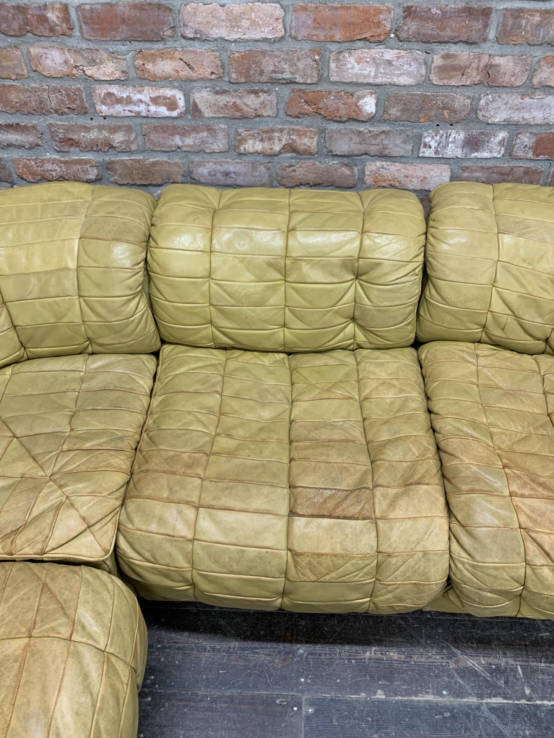 De Sede mustard leather modular corner sofa, in four parts, good wear and patina, H 65cm x W - Bild 4 aus 4