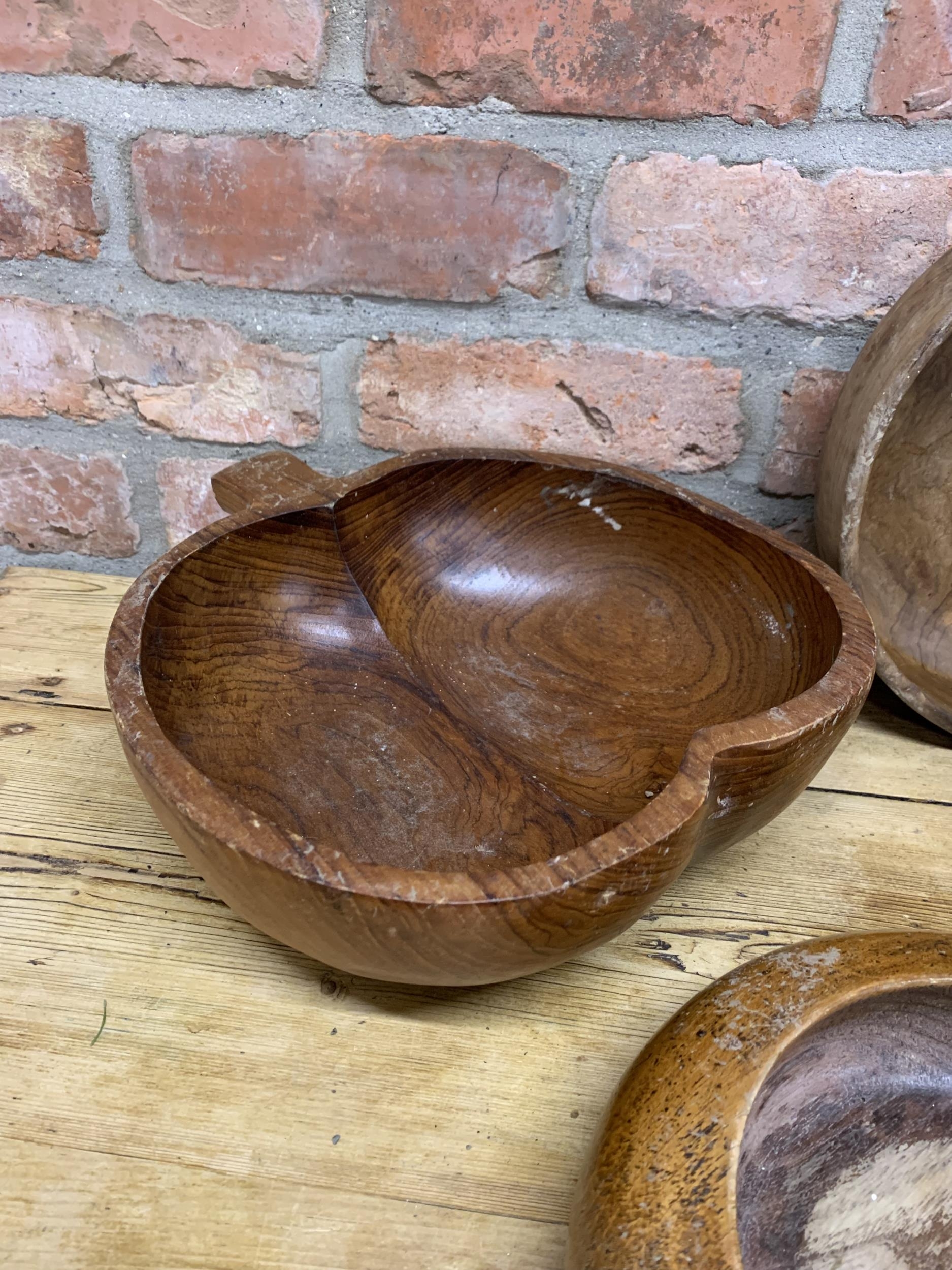 Five treen turned fruitwood bowls, the largest 31cm wide - Bild 3 aus 5