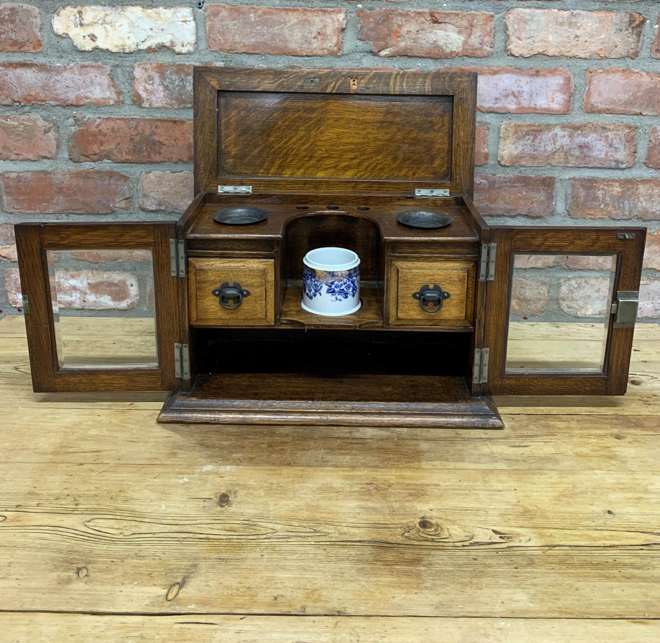 Edwardian oak wood smokers cabinet with bevelled glass doors, original metal ashtray and ceramic - Bild 3 aus 3