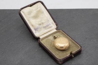 15ct gold engine turned sovereign case, 3.5cm diameter, 26.4g