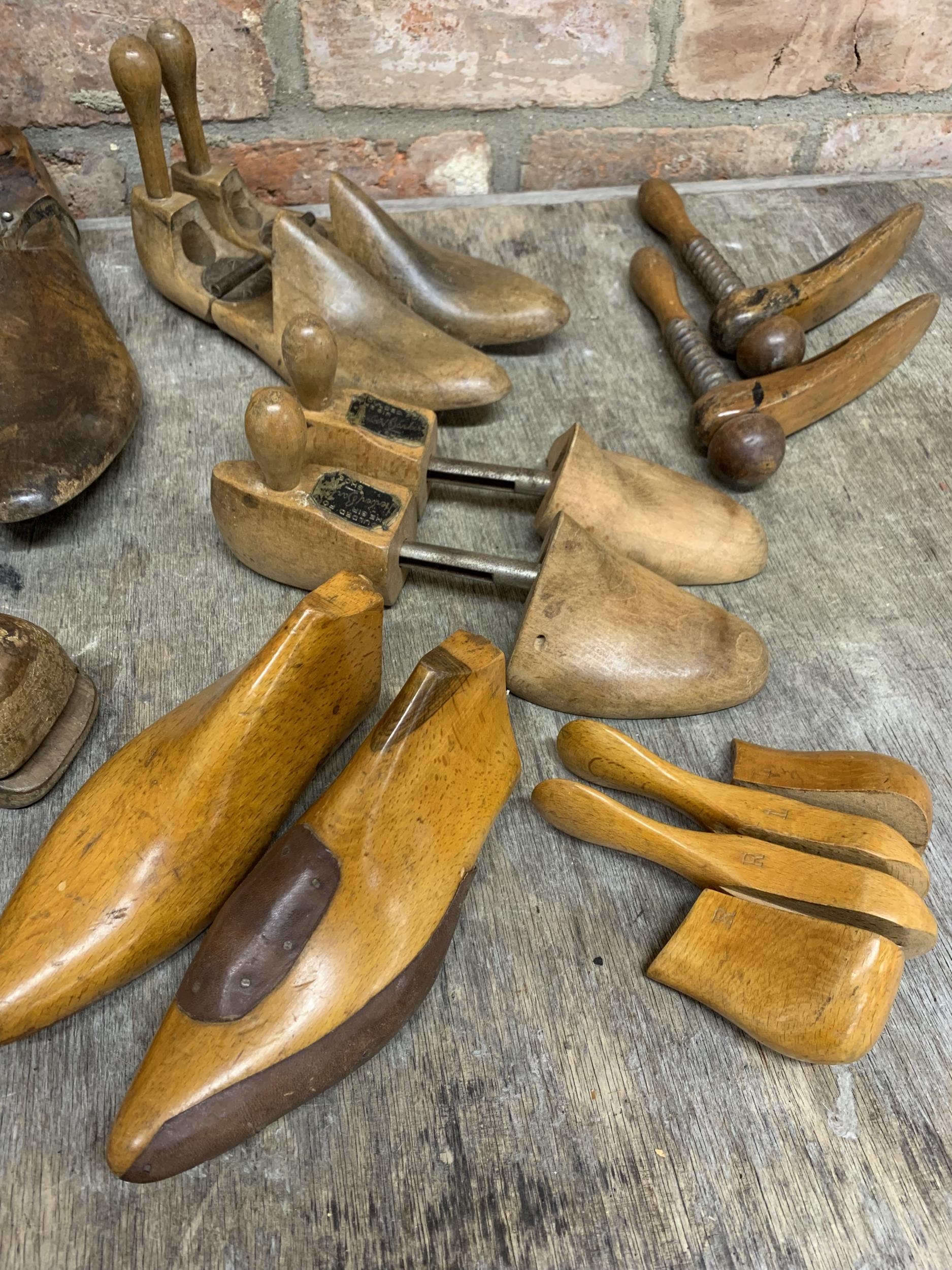 Quantity of antique early 20th century treen shoe lasts (16) - Image 4 of 5