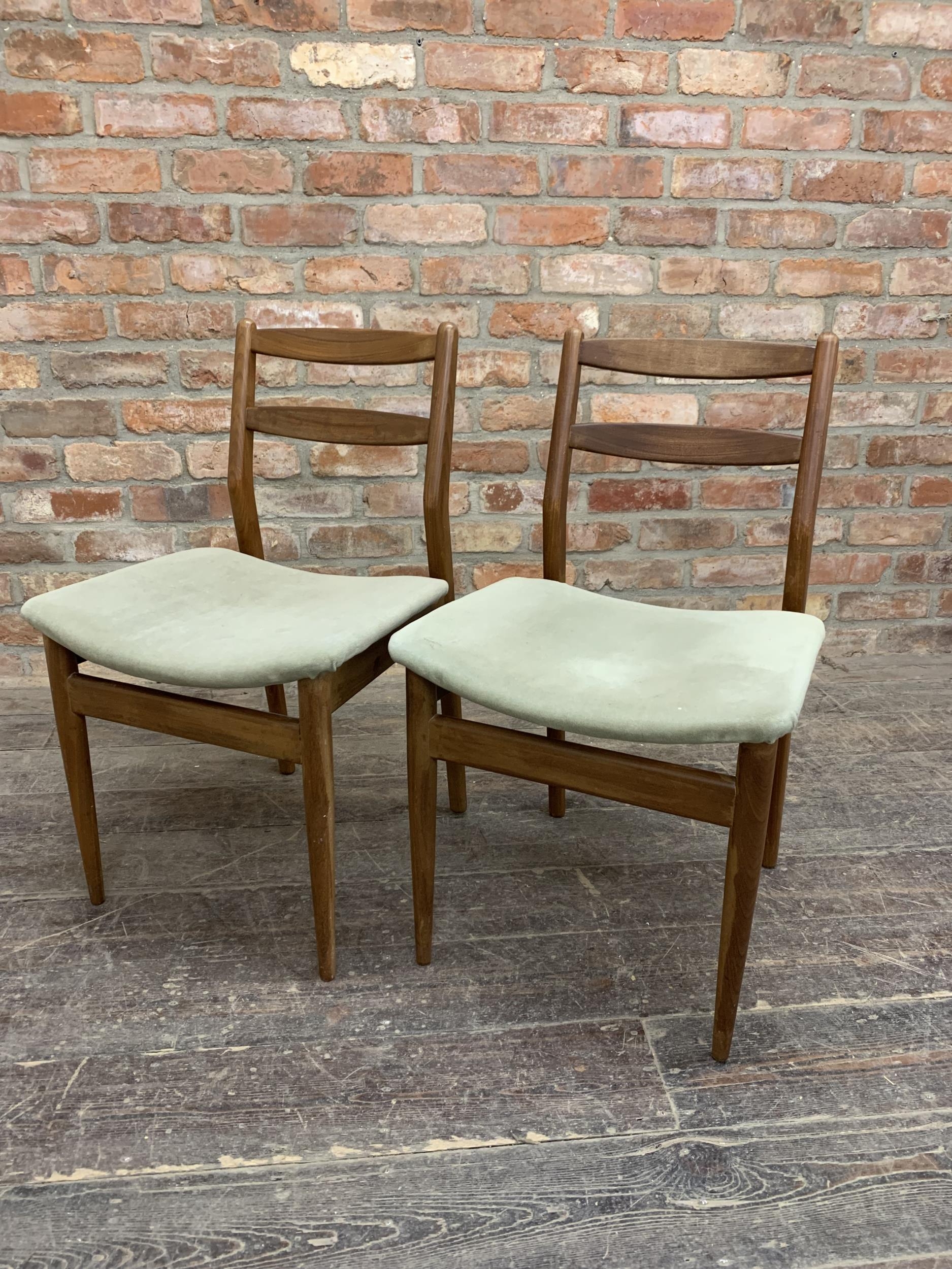 Mid 20th century G Plan teak circular extending dining table together with four chairs, H 73cm x W - Image 6 of 7