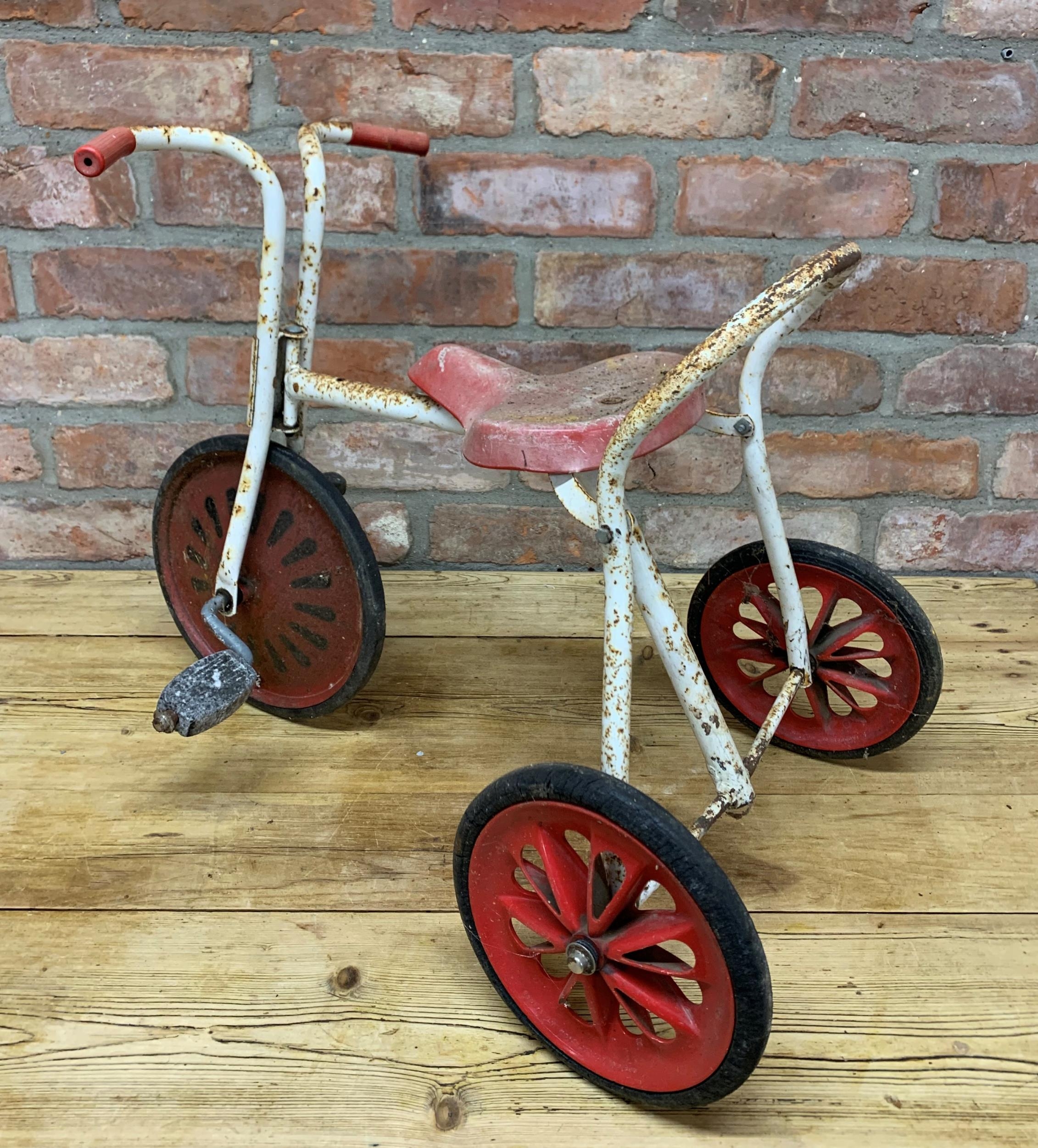 Vintage Raleigh's red and white children's tricycle, H 50cm - Image 3 of 3