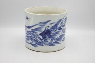 Good quality Kangxi period blue and white porcelain wide brush pot, painted with a seated