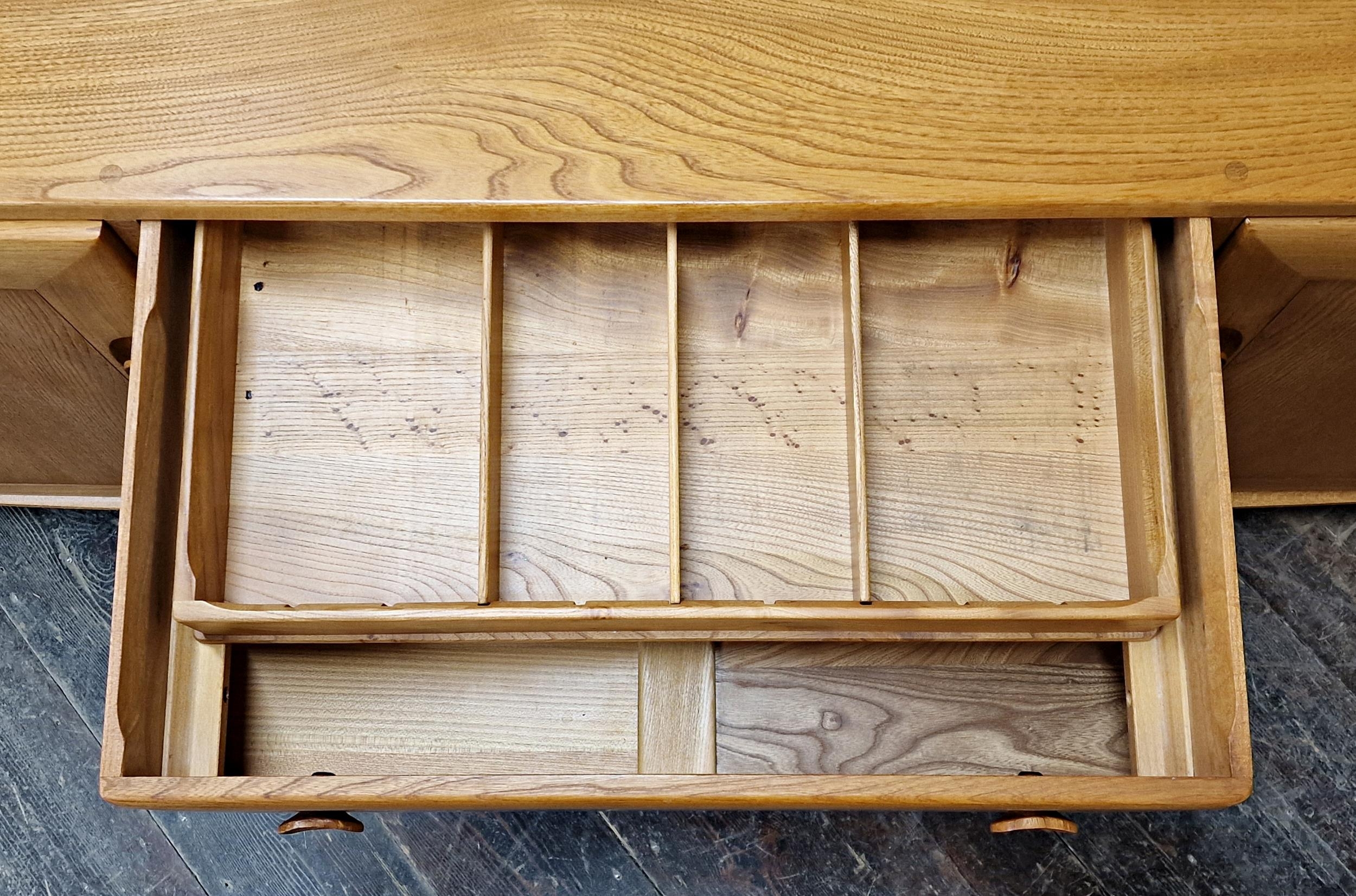 Ercol light elm sideboard fitted with three draws flanked by two cupboard doors, H 69cm x W 156cm - Bild 3 aus 3