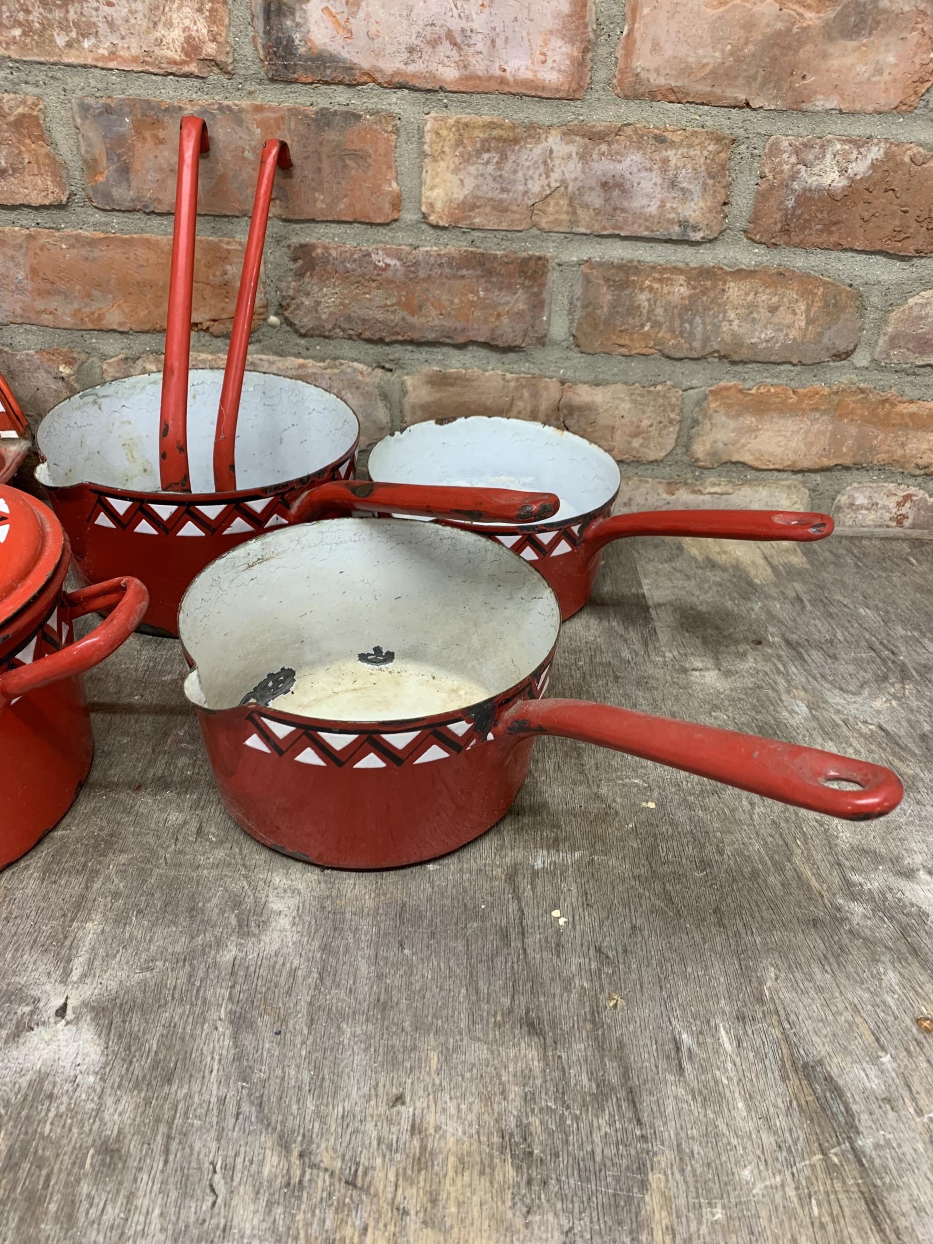 Quantity of vintage red enamel kitchen ware to include saucepans, water tank and soap dish (14) - Image 4 of 4