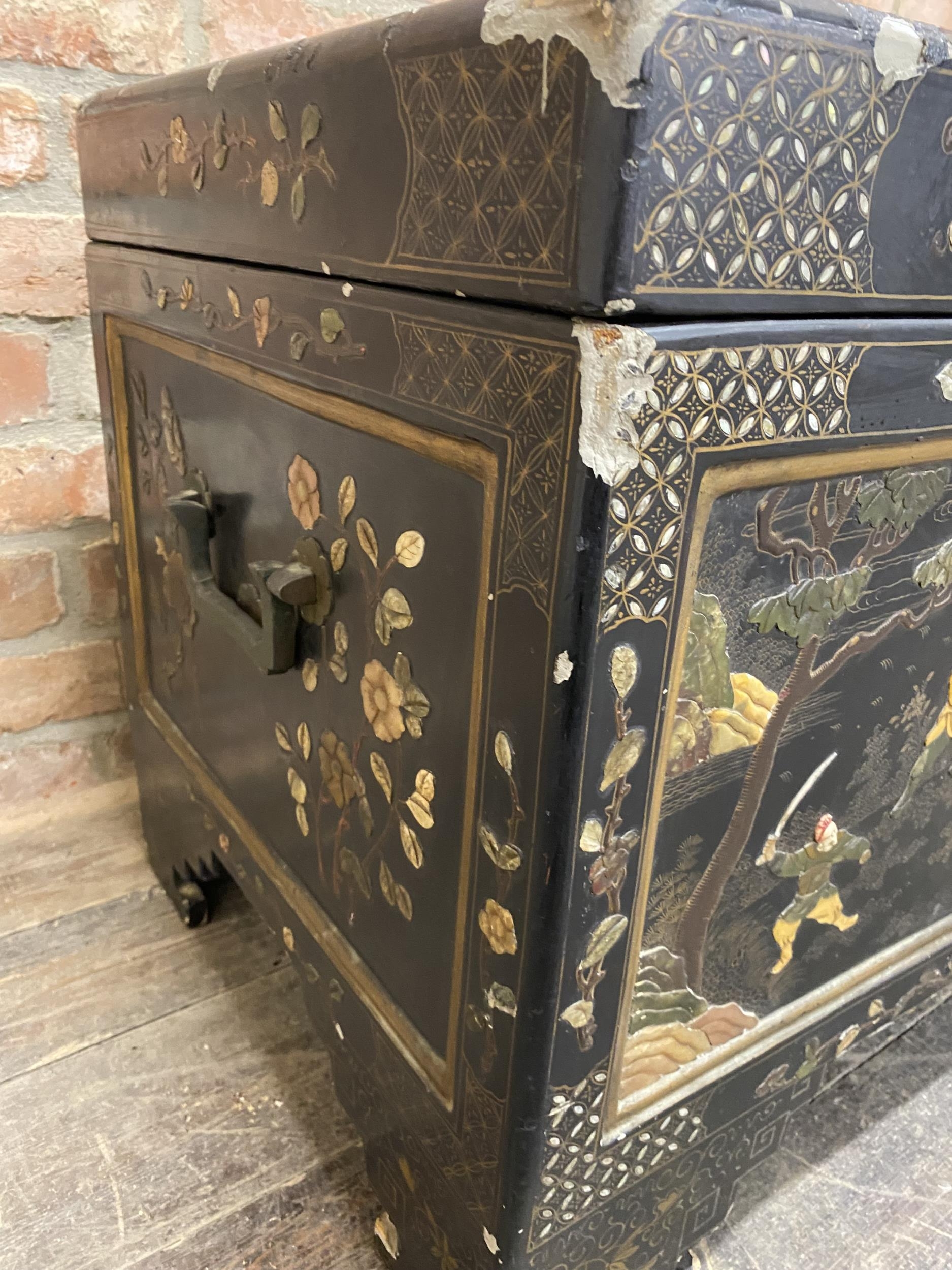 Impressive Chinese camphorwood lacquered specimen inlaid trunk decorated with a hardstone and bone - Image 5 of 6