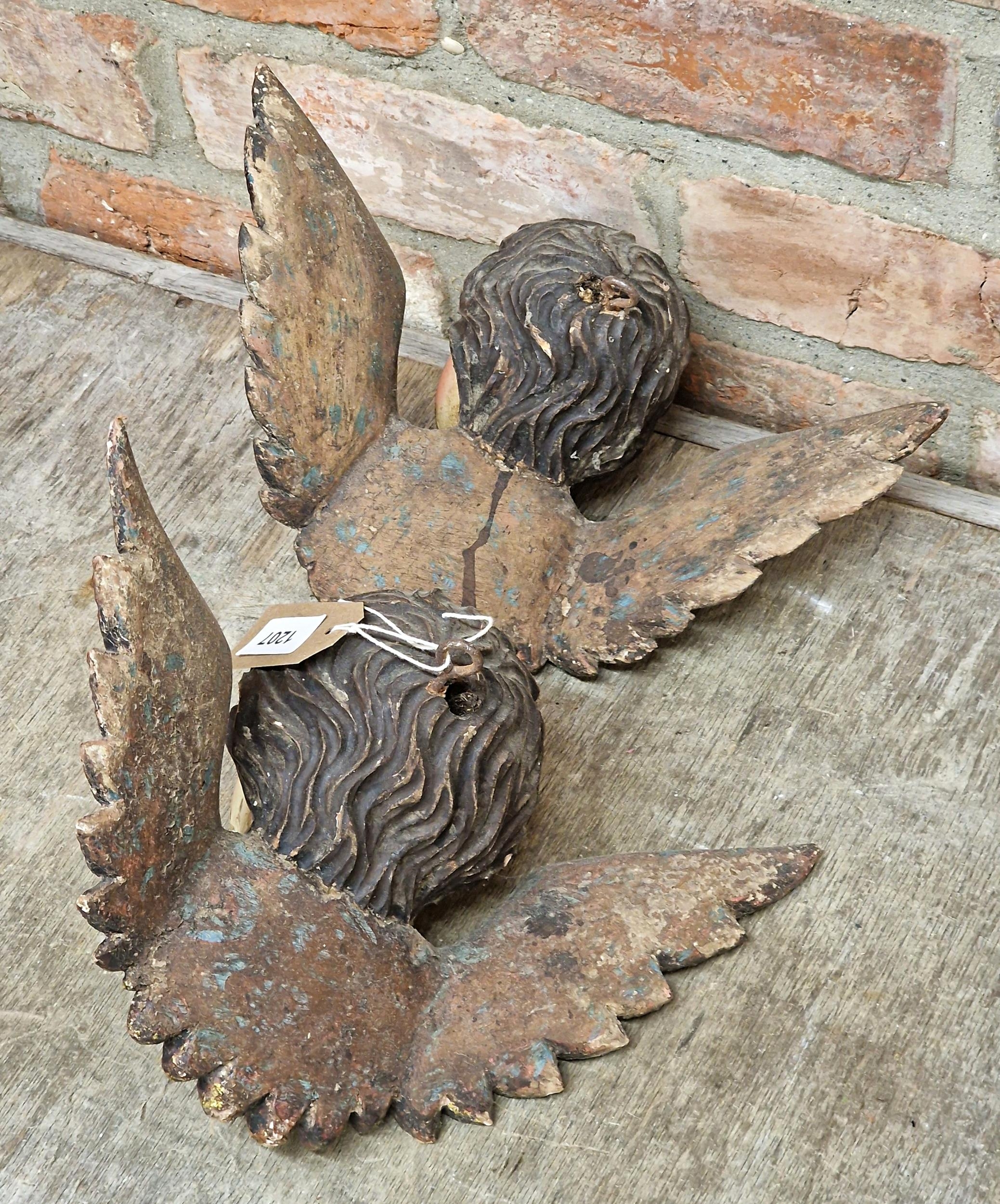 Good pair of antique Florentine carved gilt wood and gesso winged cherub head finials with hand - Image 4 of 4