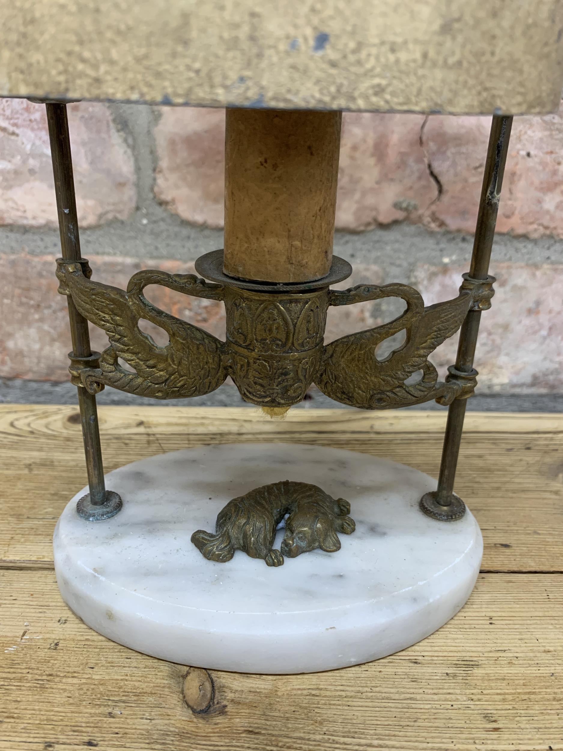Antique bouillotte lamp with tole ware shade and brass wreath and swan finish, H 31cm - Image 2 of 3