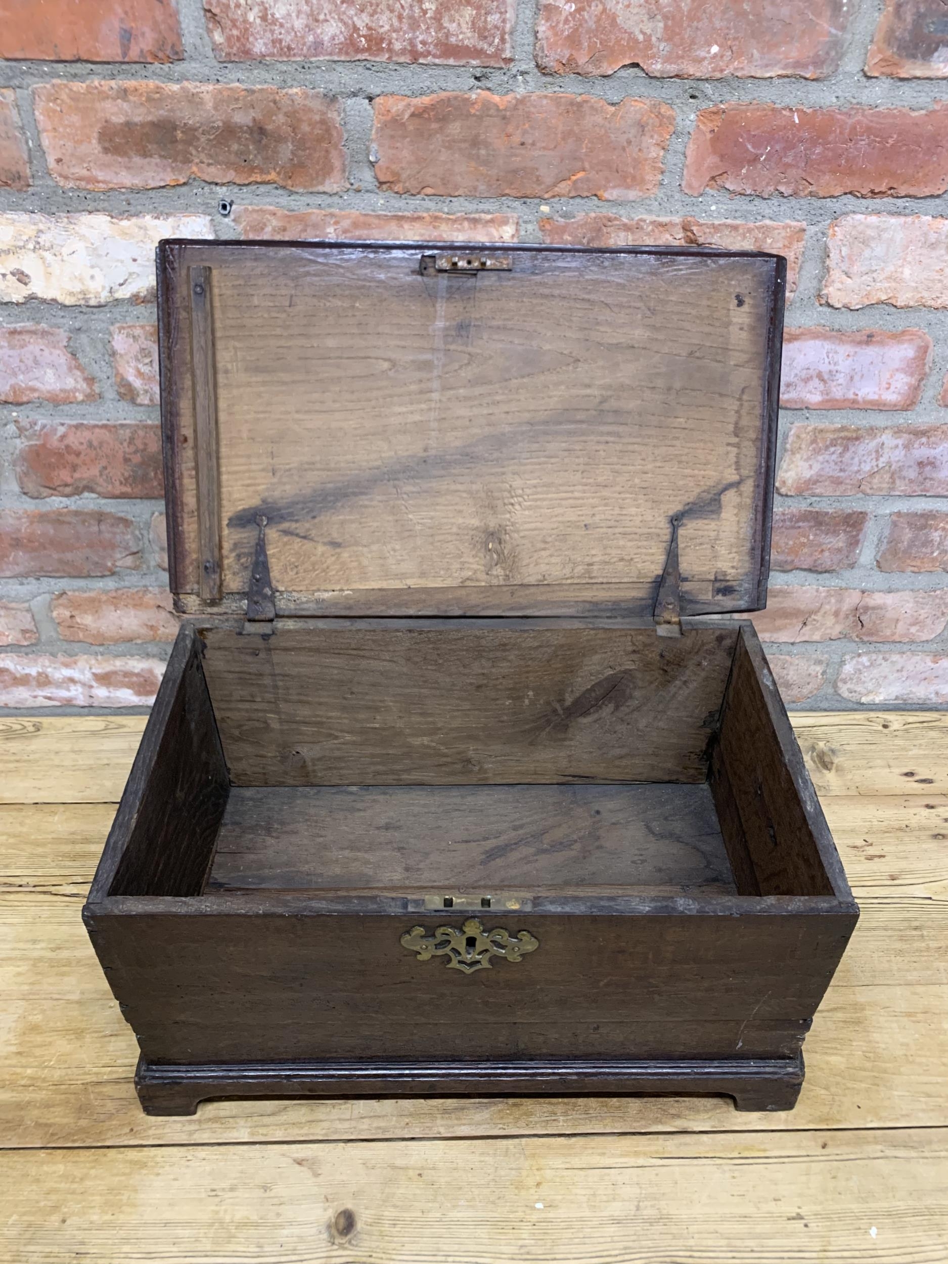 Early 19th century miniature oak coffer with hinged lid on bracket supports, H 26cm x W 51cm x D - Image 3 of 4