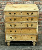 A Georgian pine chest of five drawers raised on turned supports, H 85cm x W 71cm x D 53cm