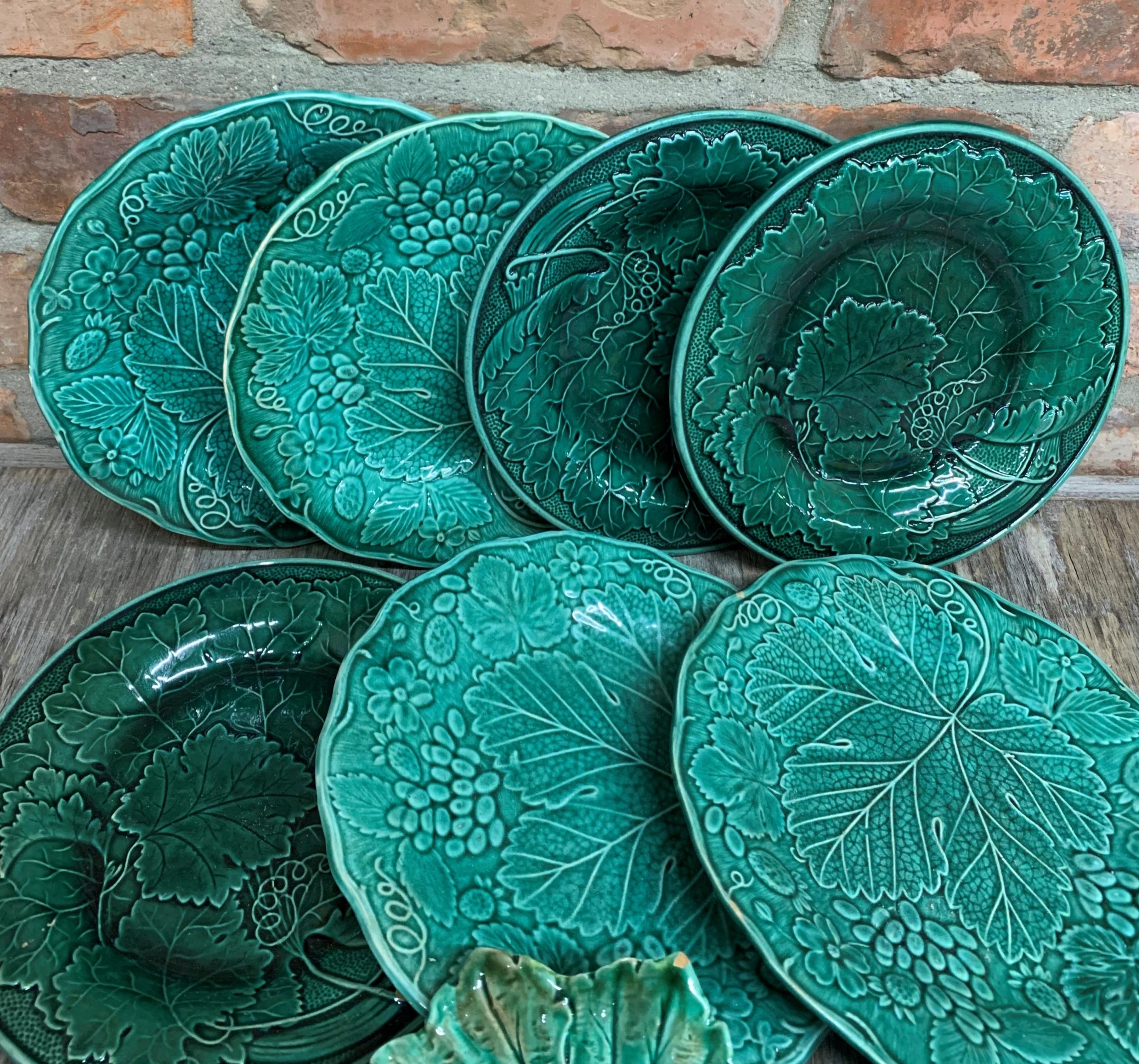Quantity of green majolica cabbage leaf plates and dish (10) - Image 2 of 3