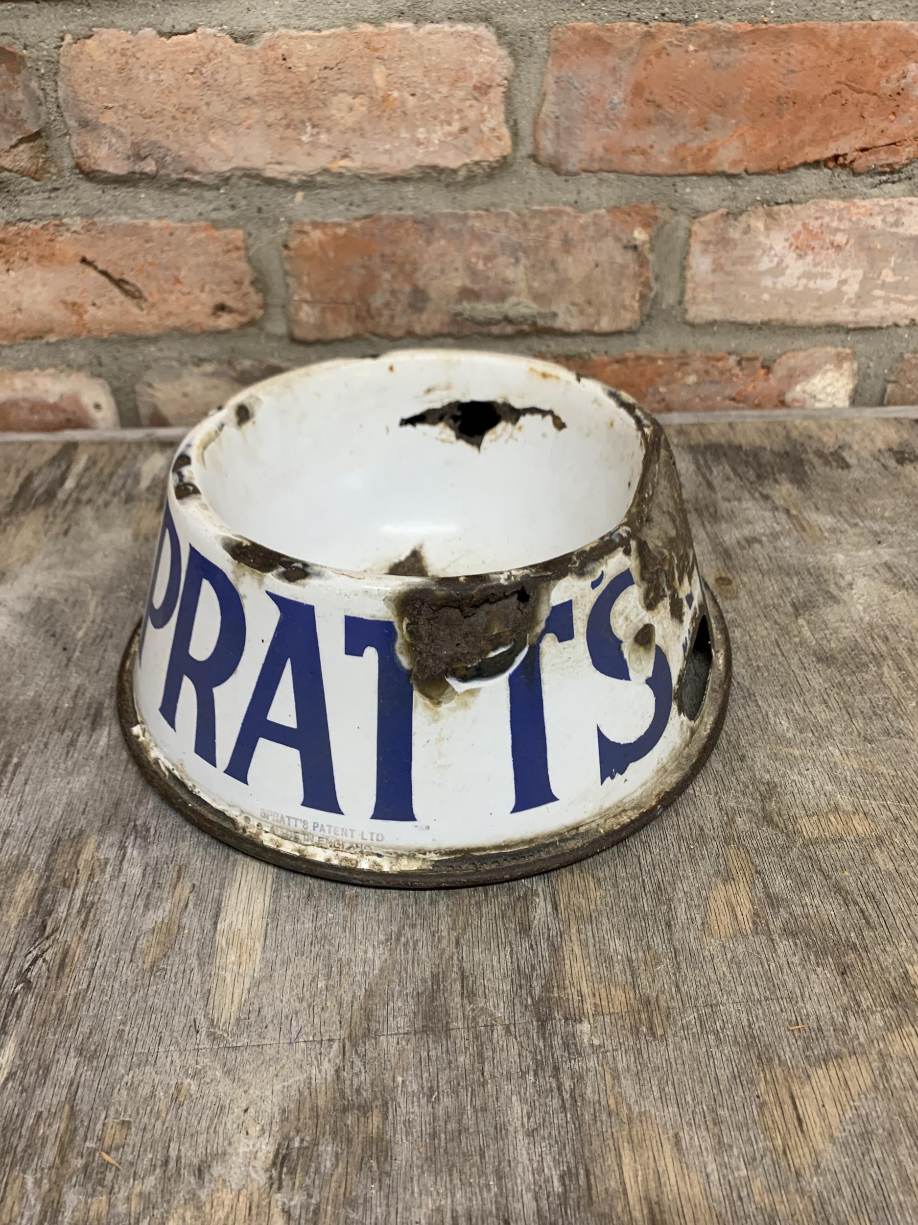 White and blue enamel "Spratts" advertising dog bowl, 20cm x 12cm - Image 2 of 3