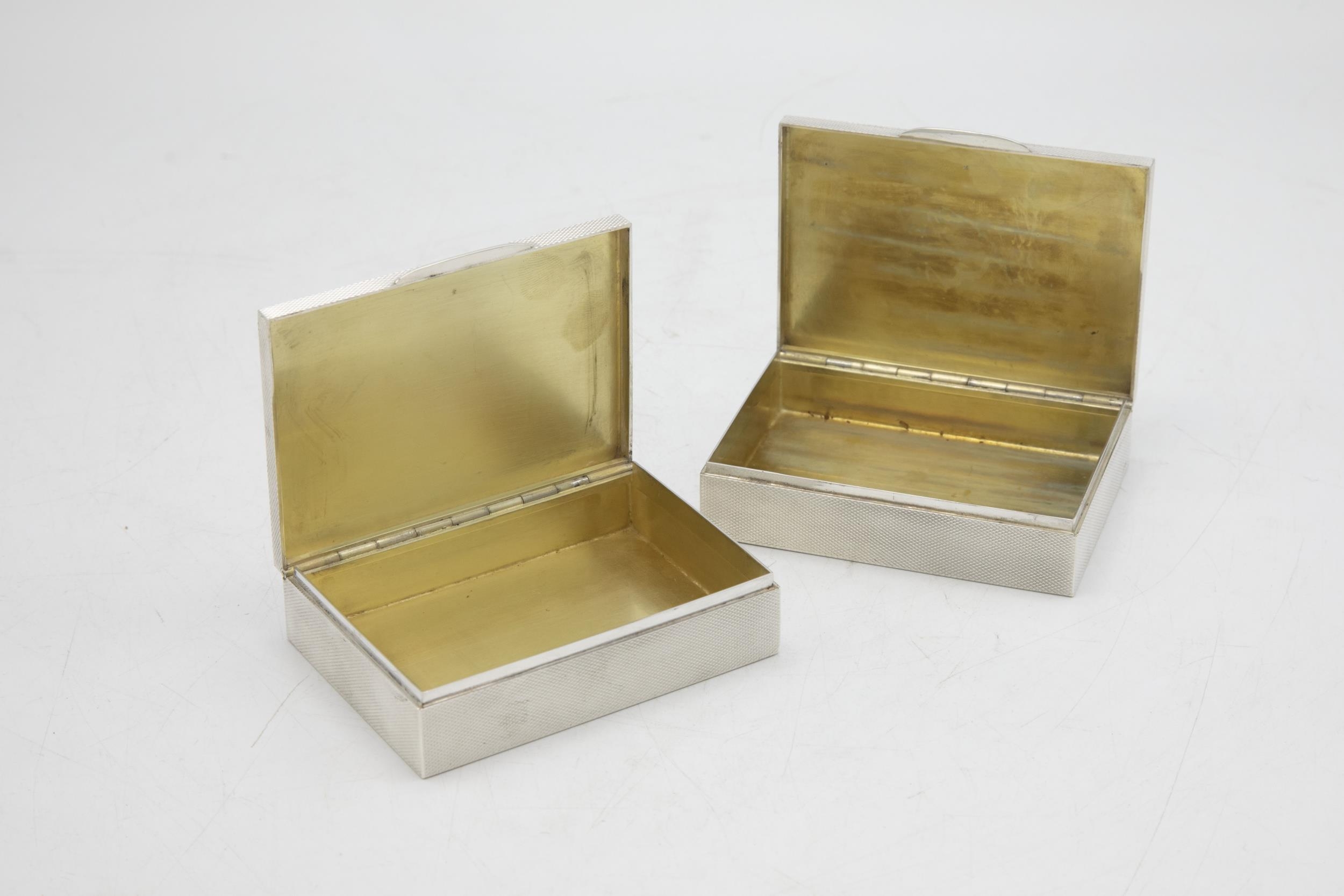 Pair of exceptional quality engine turned silver snuff boxes, hinged lids enclosing gilt interior, - Bild 2 aus 2