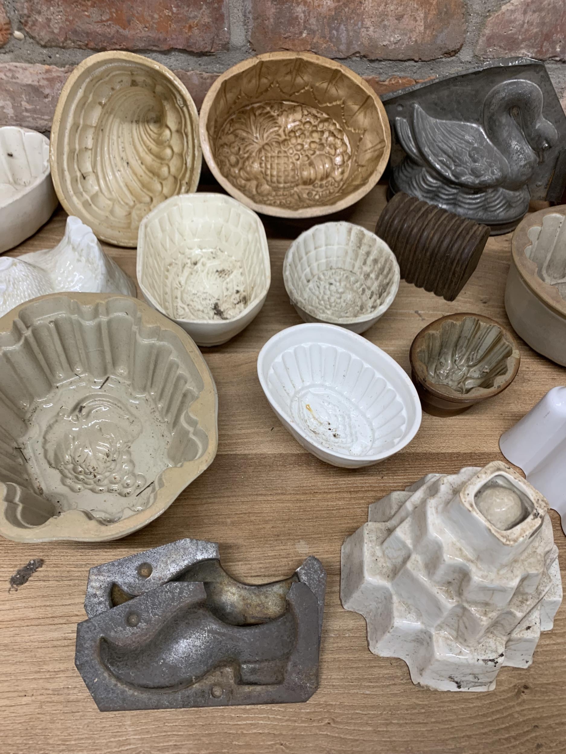 Large collection of ceramic and metal jelly moulds (18) - Image 3 of 4