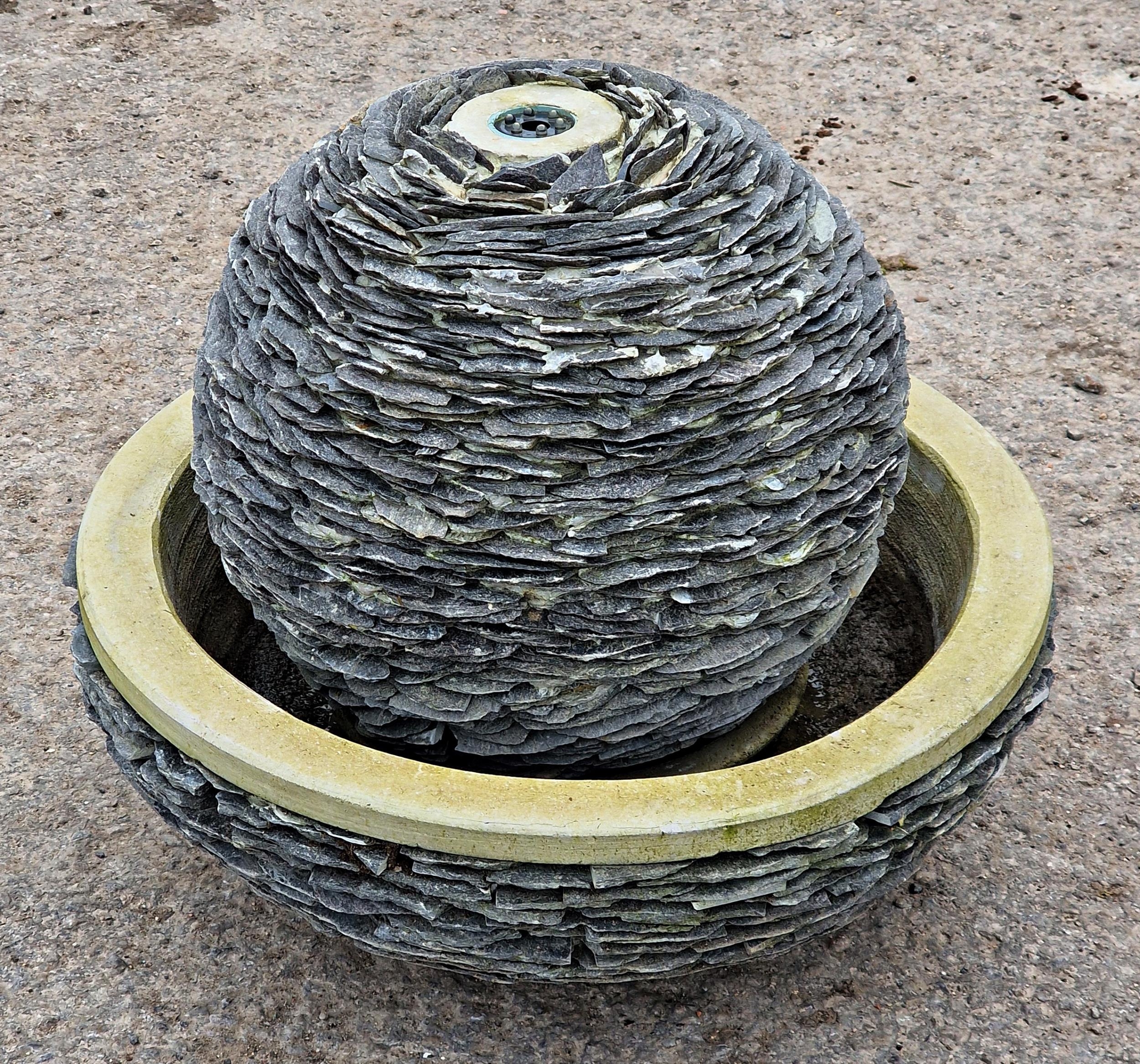 Contemporary slate garden water feature, H 39cm x W 42cm - Image 2 of 2