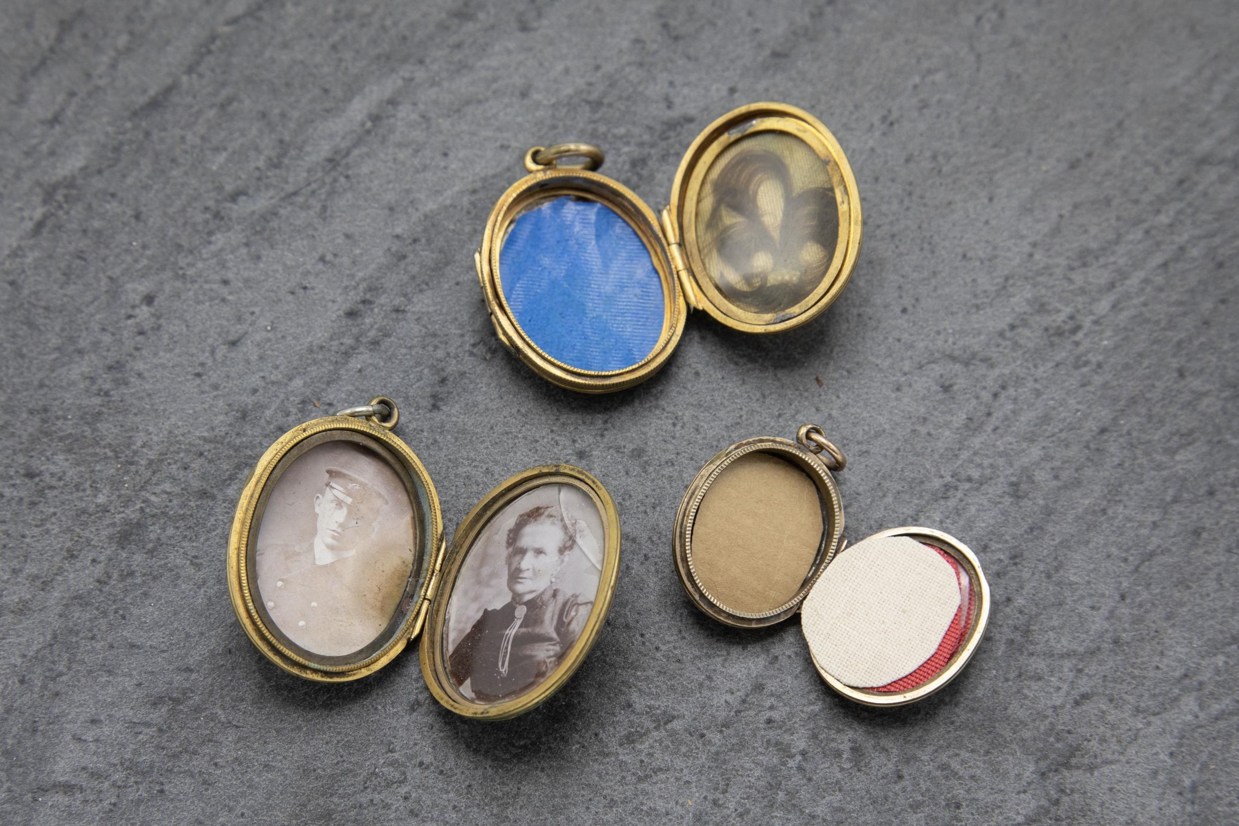 Three Victorian 9k front and back locket pendants, the largest 3.4 x 2.7cm (3) - Image 3 of 3