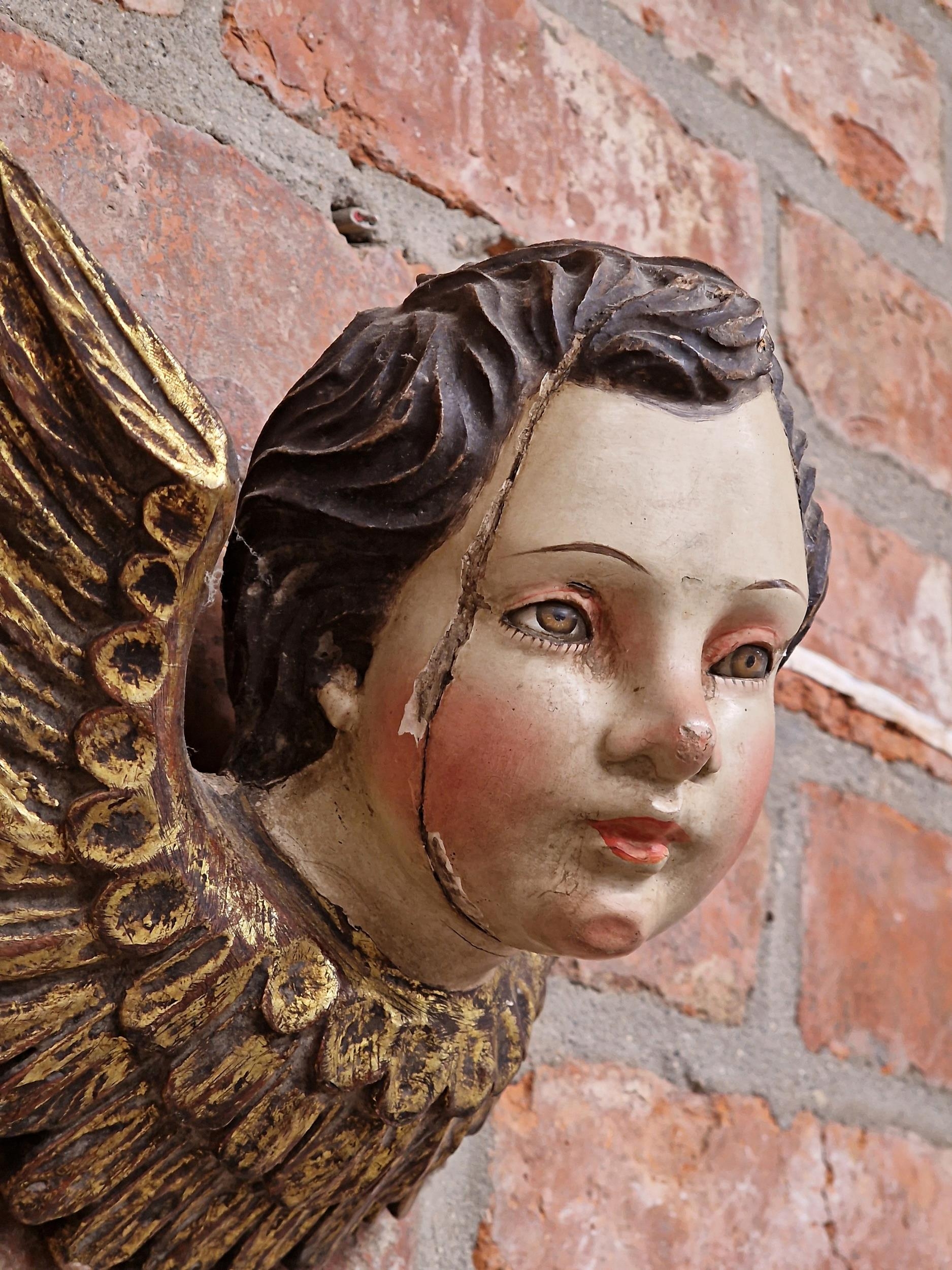 Good pair of antique Florentine carved gilt wood and gesso winged cherub head finials with hand - Image 3 of 4