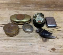Assortment of antique and vintage snuff/vesta cases to include early hand carved horn example in the