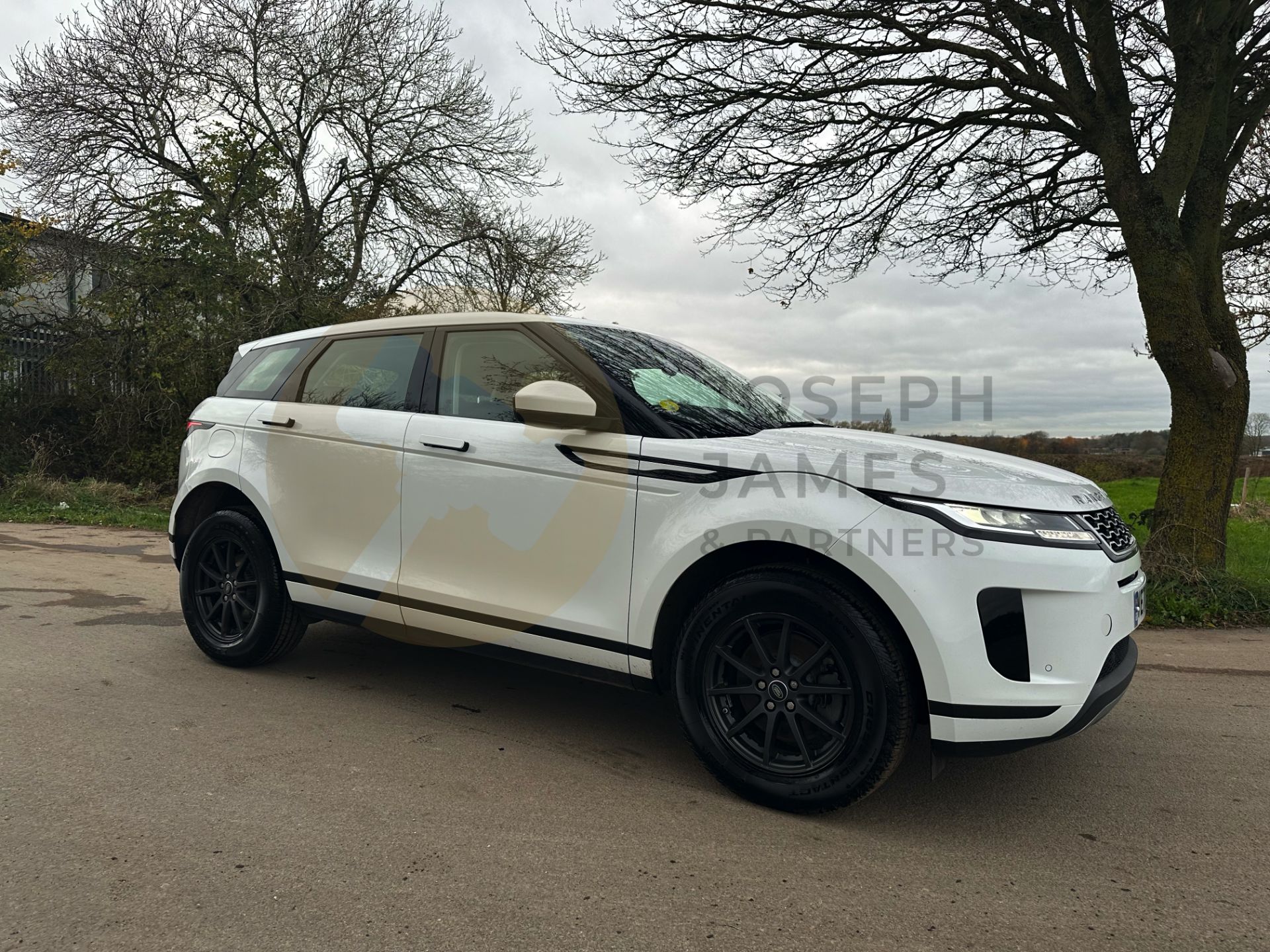 RANGE ROVER EVOQUE *5 DOOR SUV* (2021 - FACELIFT MODEL) 2.0 D150 - AUTO STOP/START *MASSIVE SPEC* - Image 2 of 49