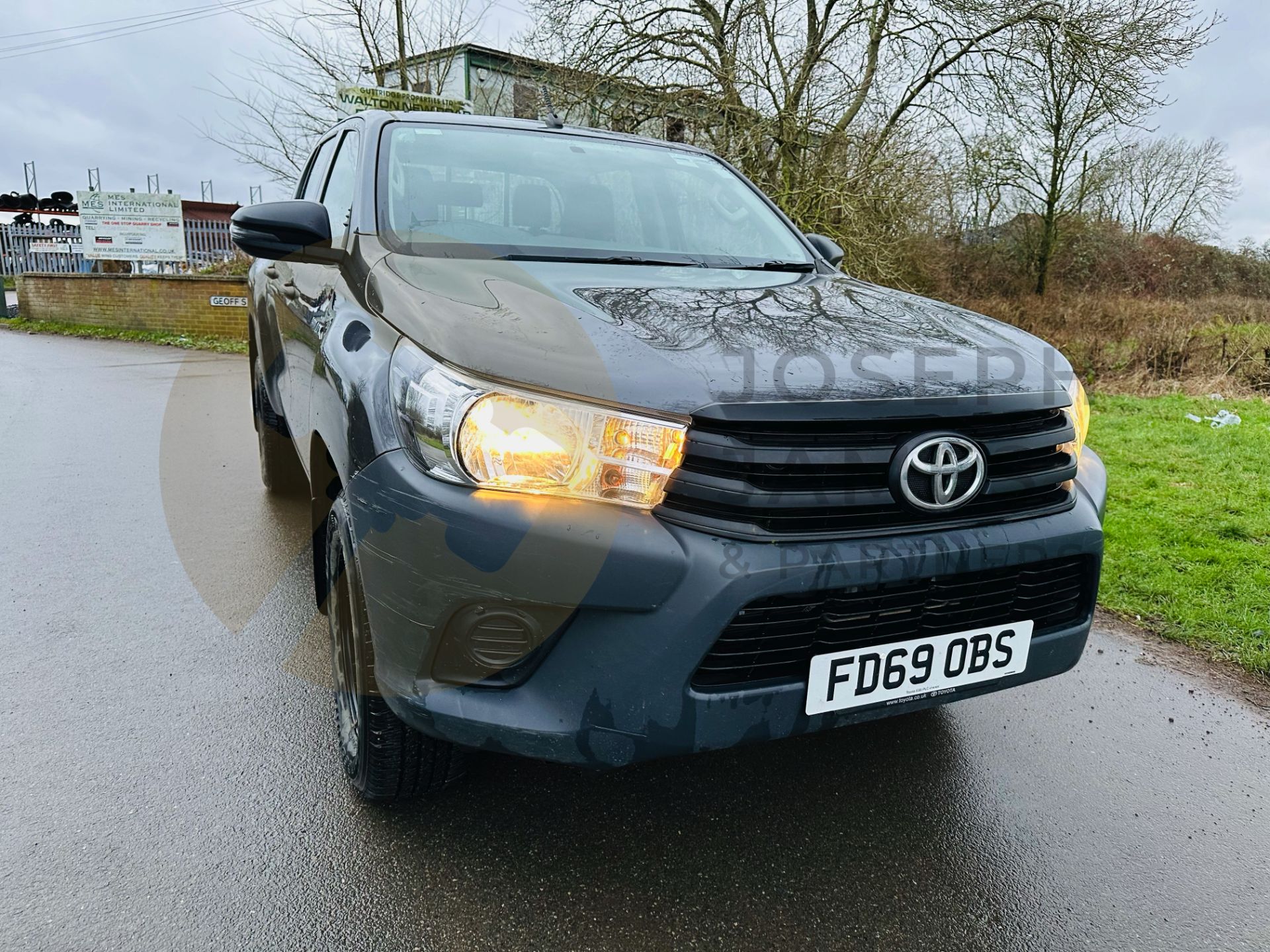 TOYOTA HILUX 2.4 D4-D "ACTIVE" D/CAB 4 DOOR - 2020 MODEL - 1 OWNER - ONLY 41K MILES - AIR CON - LOOK - Image 3 of 32