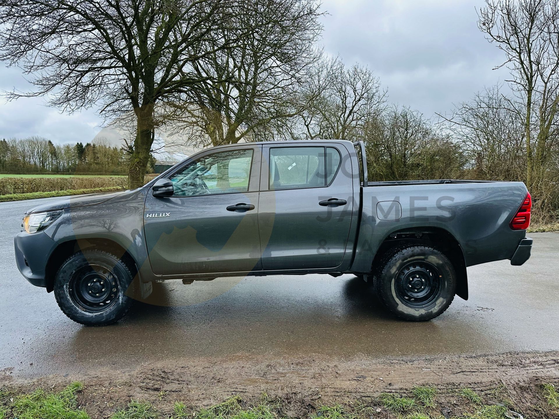 TOYOTA HILUX 2.4 D4-D "ACTIVE" D/CAB 4 DOOR - 2020 MODEL - 1 OWNER - ONLY 41K MILES - AIR CON - LOOK - Image 8 of 32
