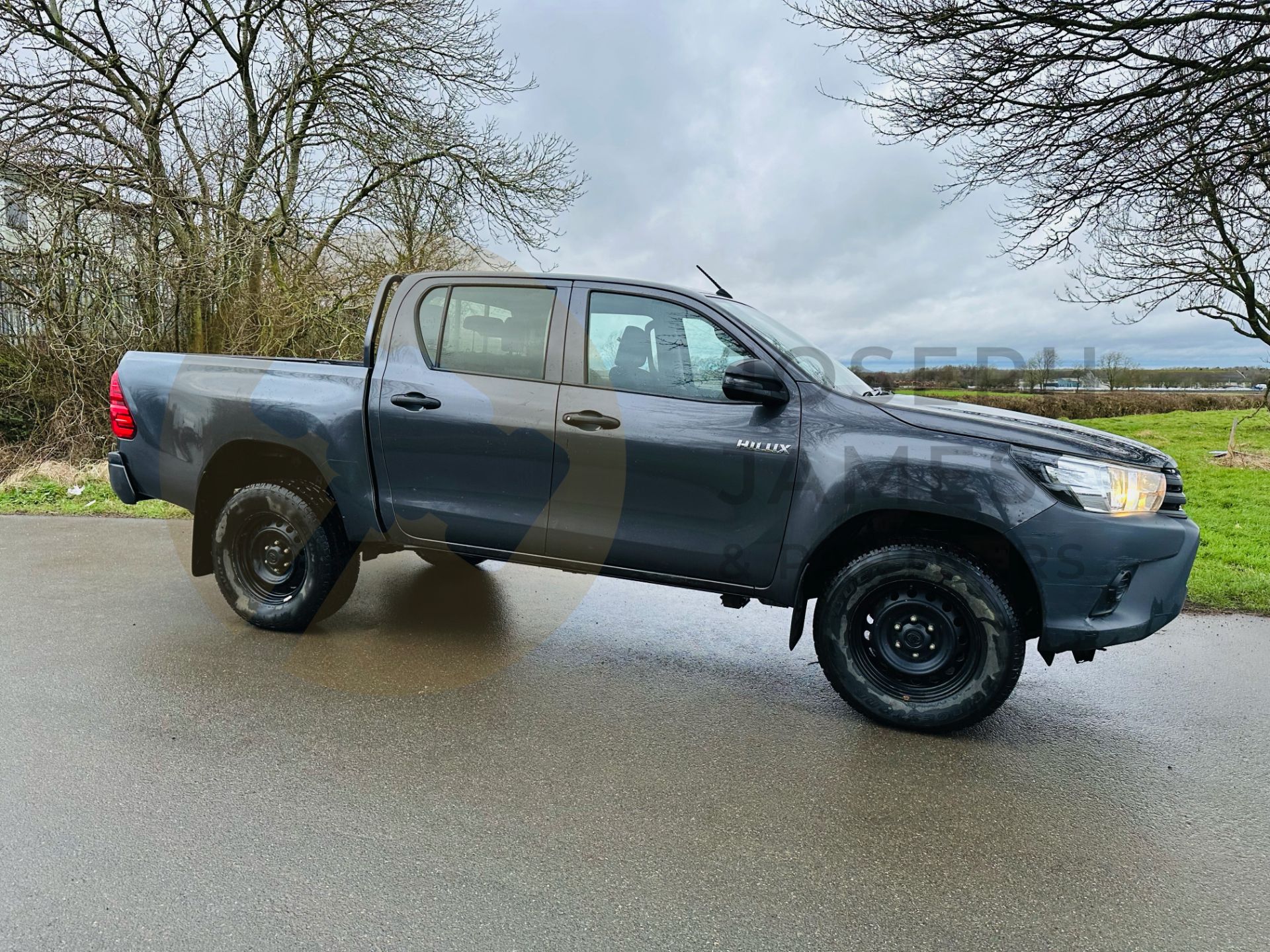 TOYOTA HILUX 2.4 D4-D "ACTIVE" D/CAB 4 DOOR - 2020 MODEL - 1 OWNER - ONLY 41K MILES - AIR CON - LOOK
