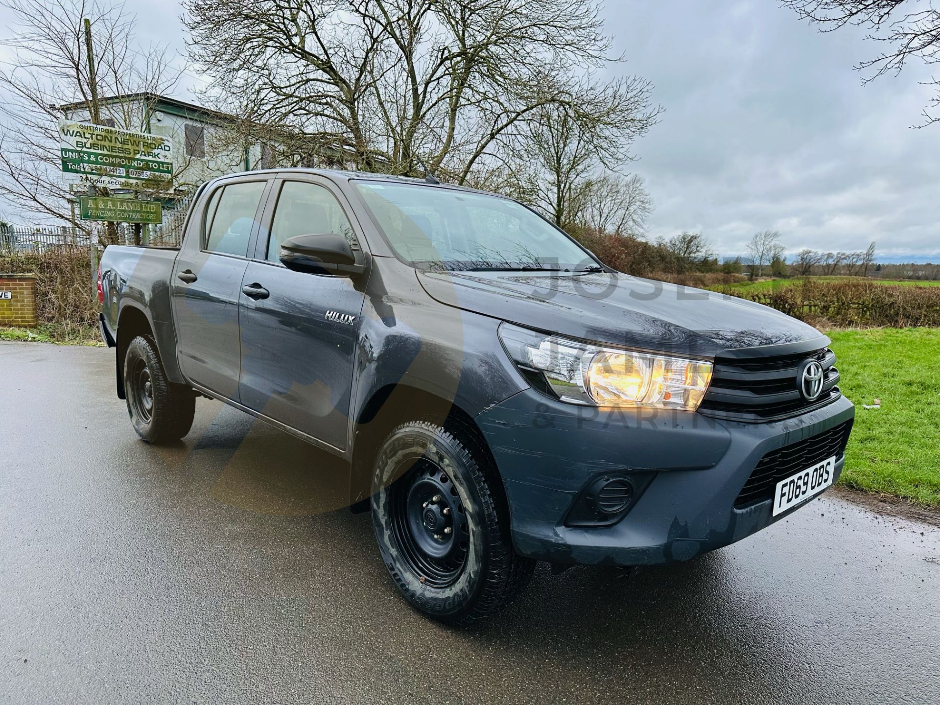 TOYOTA HILUX 2.4 D4-D "ACTIVE" D/CAB 4 DOOR - 2020 MODEL - 1 OWNER - ONLY 41K MILES - AIR CON - LOOK - Image 2 of 32