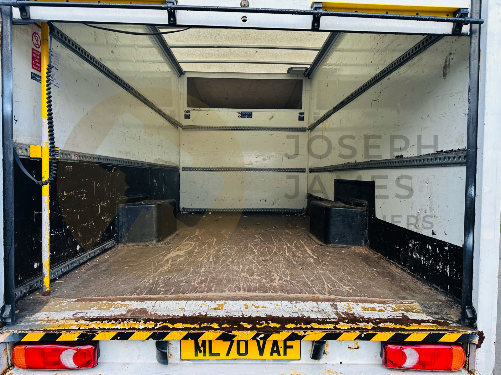 FORD TRANSIT 350 2.2 TDCI *LOW LOADER / LUTON VAN* - 2021 MODEL - 1 PREVIOUS OWNER - ULEZ COMPLIANT! - Image 9 of 26
