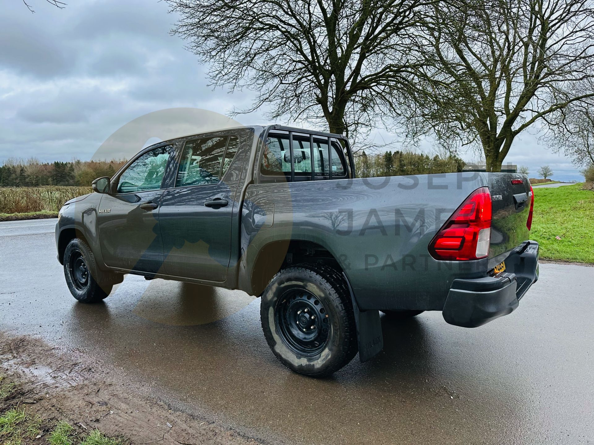 TOYOTA HILUX 2.4 D4-D "ACTIVE" D/CAB 4 DOOR - 2020 MODEL - 1 OWNER - ONLY 41K MILES - AIR CON - LOOK - Image 9 of 32