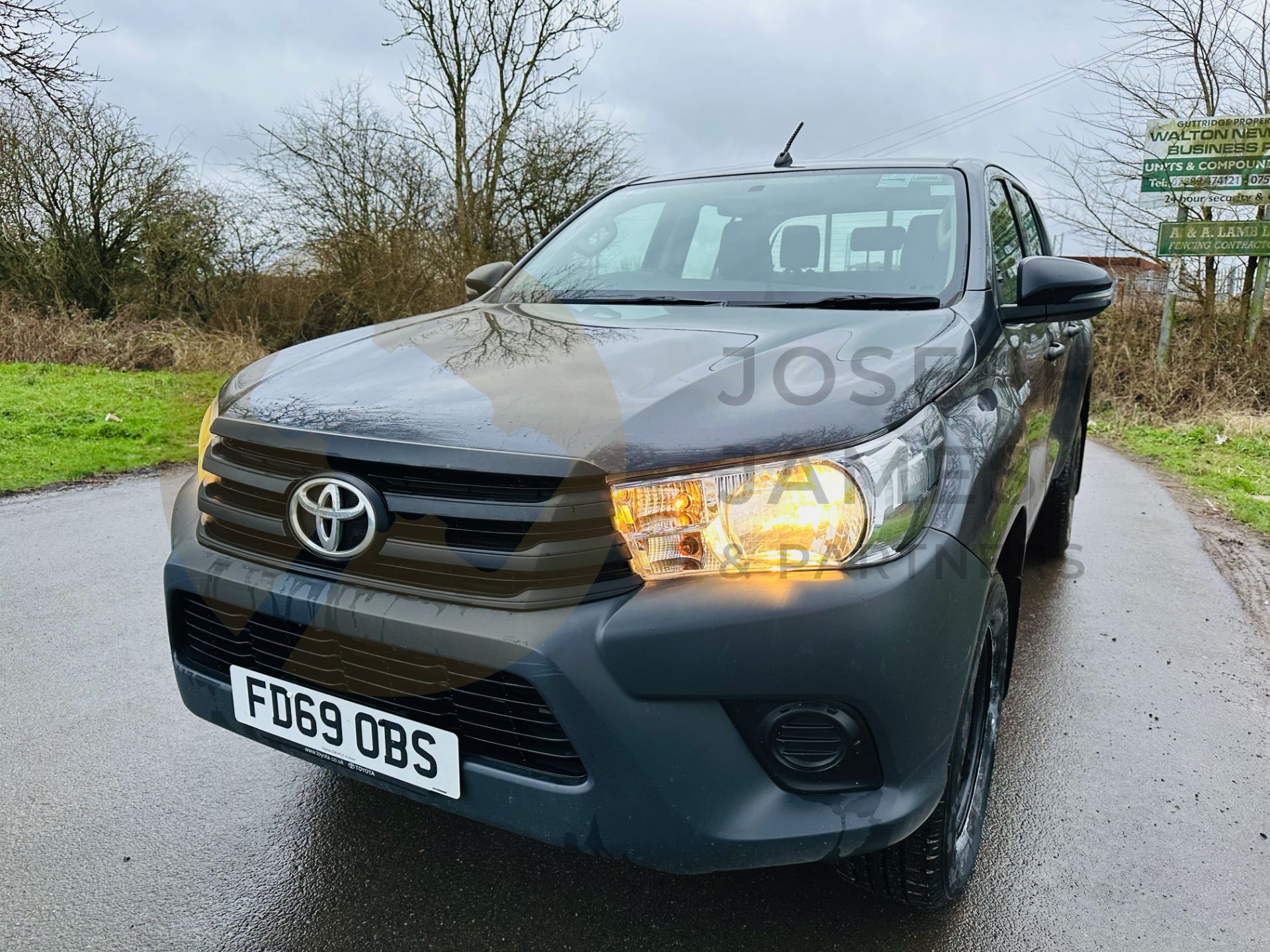 TOYOTA HILUX 2.4 D4-D "ACTIVE" D/CAB 4 DOOR - 2020 MODEL - 1 OWNER - ONLY 41K MILES - AIR CON - LOOK - Image 5 of 32