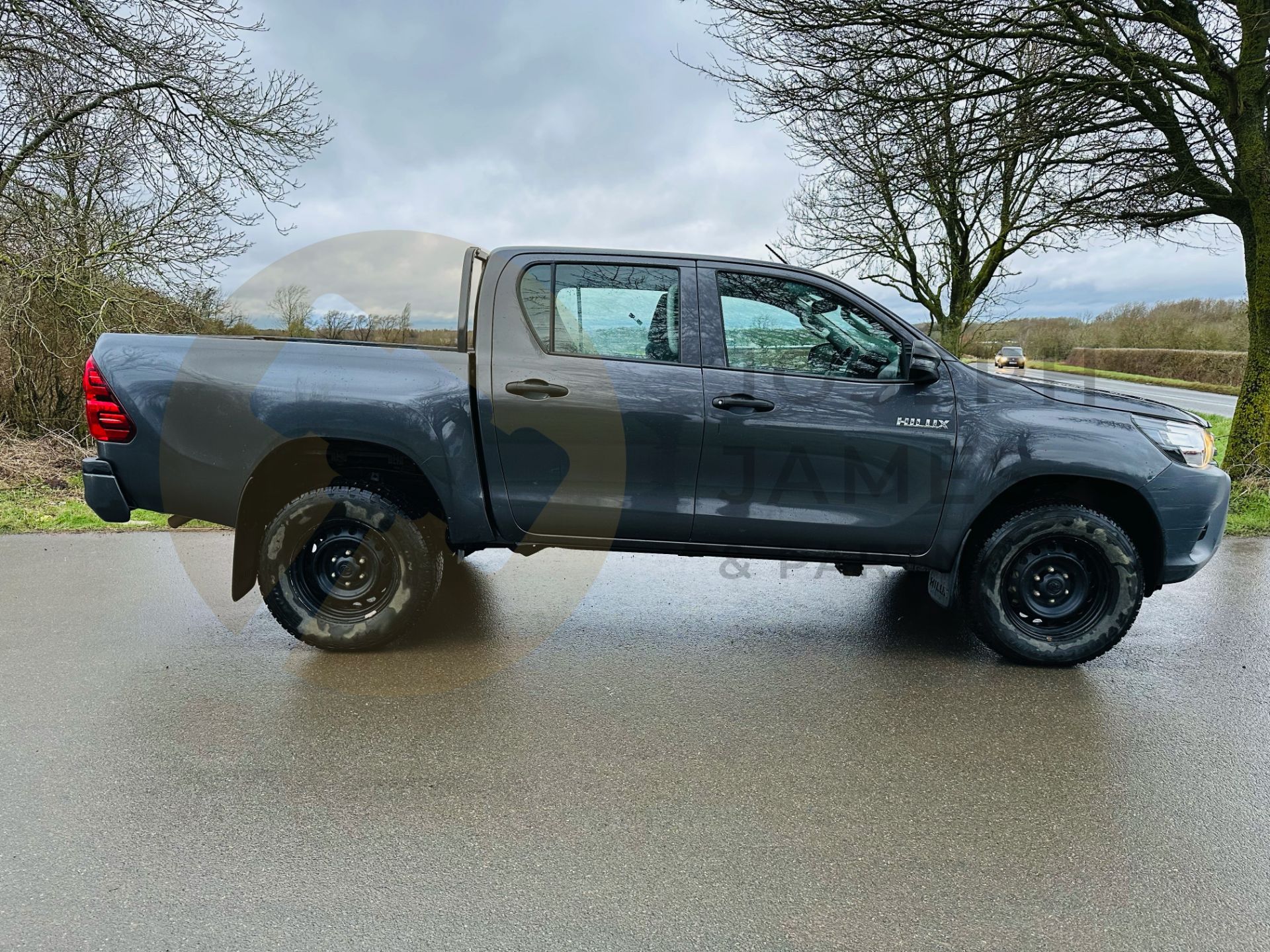 TOYOTA HILUX 2.4 D4-D "ACTIVE" D/CAB 4 DOOR - 2020 MODEL - 1 OWNER - ONLY 41K MILES - AIR CON - LOOK - Image 15 of 32