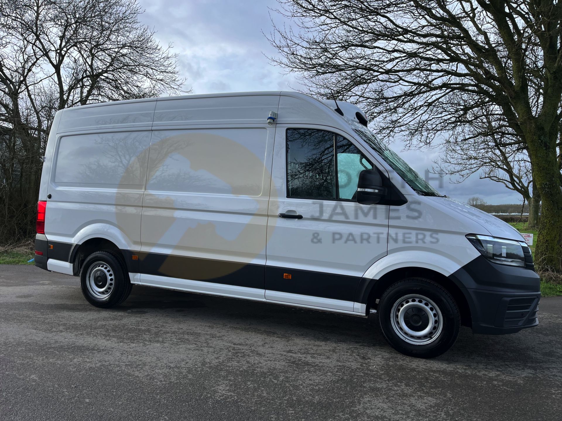 VOLKSWAGEN CRAFTER CR35 2.0TDI "TRENDLINE" BMT MWB (2021) FRIDGE/FREEZER -1 OWNER -OVERNIGHT STANDBY