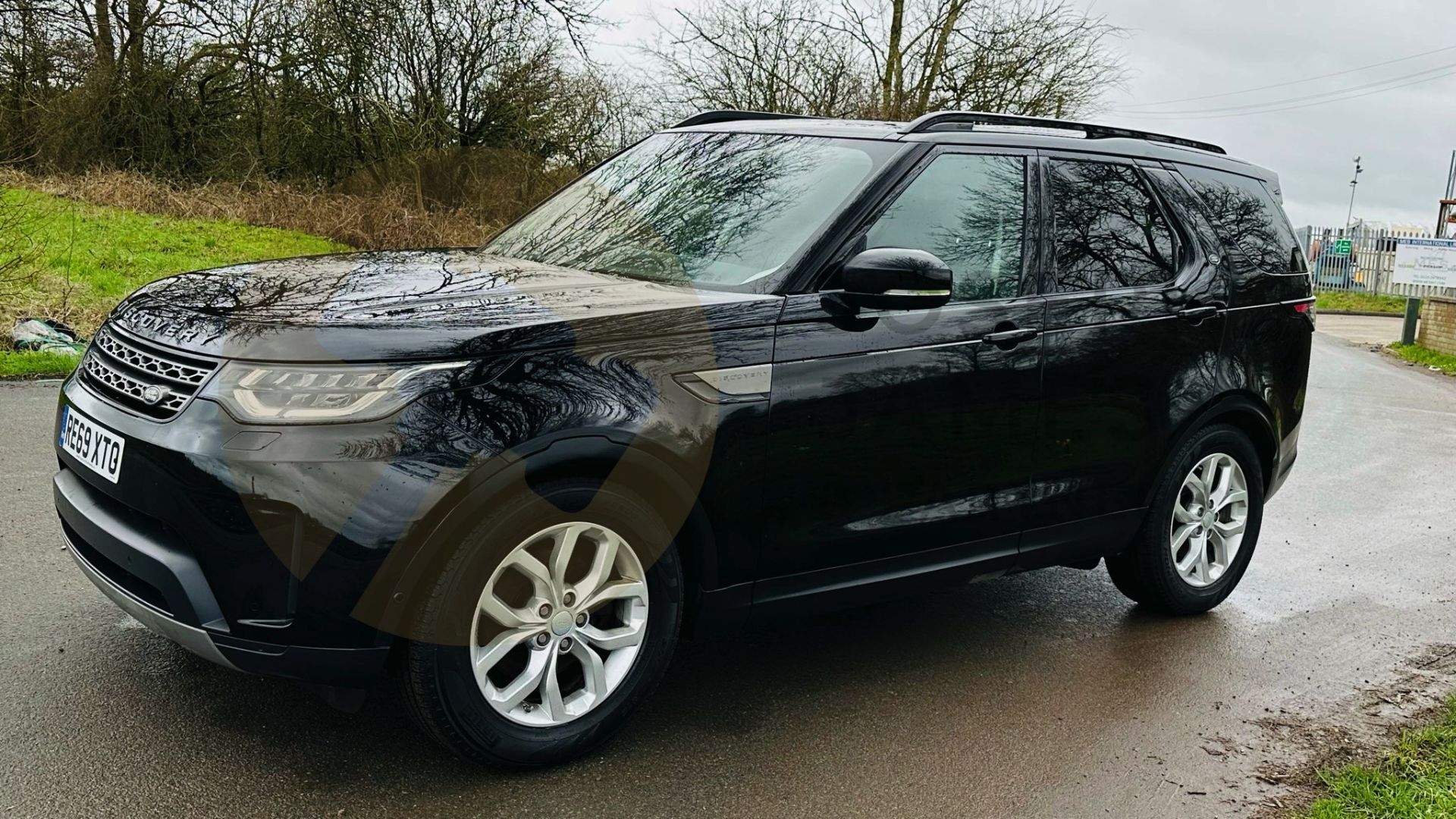 LAND ROVER DISCOVERY 5 *SE EDITION* 7 SEATER SUV (2020 - EURO 6 DIESEL) 8 SPEED AUTO *HUGE SPEC* - Image 9 of 57