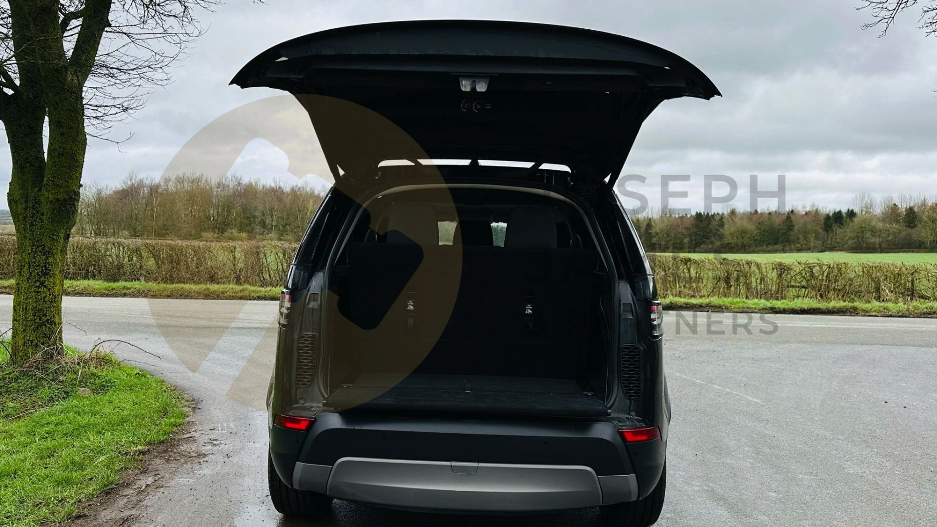 LAND ROVER DISCOVERY 5 *SE EDITION* 7 SEATER SUV (2020 - EURO 6 DIESEL) 8 SPEED AUTO *HUGE SPEC* - Image 15 of 57