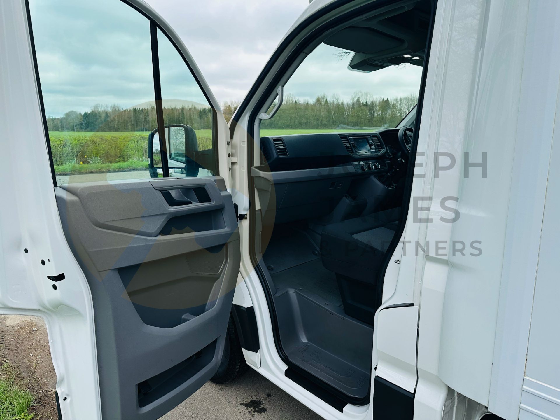 VOLKSWAGEN CRAFTER 2.0 TDI (140) LWB LUTON WITH TAIL LIFT (2021 MODEL) 1 OWNER - LOW MILES - AIR CON - Bild 13 aus 27