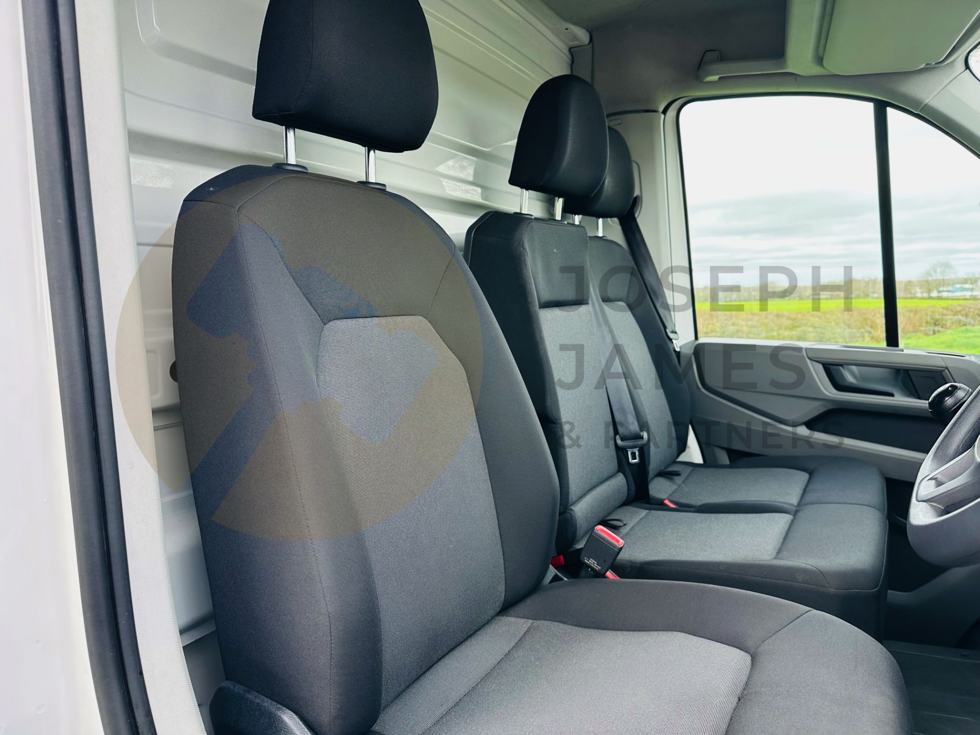 VOLKSWAGEN CRAFTER 2.0 TDI (140) LWB LUTON WITH TAIL LIFT (2021 MODEL) 1 OWNER - LOW MILES - AIR CON - Bild 19 aus 27
