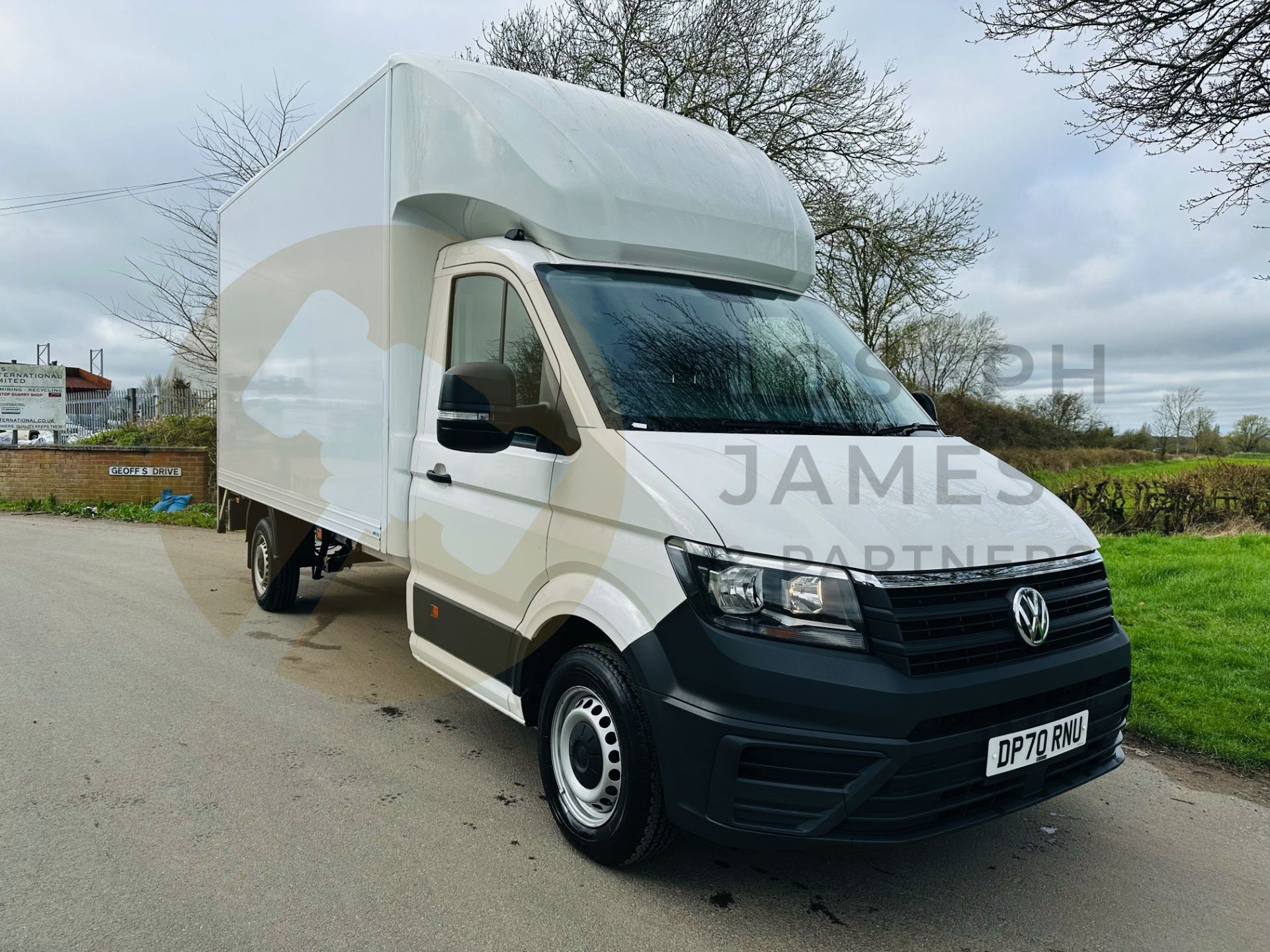 VOLKSWAGEN CRAFTER 2.0 TDI (140) LWB LUTON WITH TAIL LIFT (2021 MODEL) 1 OWNER - LOW MILES - AIR CON - Bild 2 aus 27